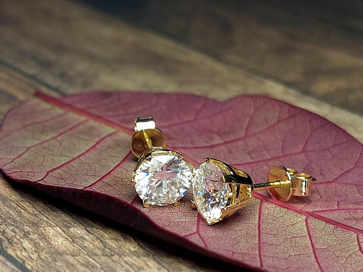 Ohrstecker aus massivem Gold Moissanit, Goldohrringe für den Alltag mit Schraubverschluss, brillant runder Schliff, Brautjungfern-Ohrringe, Geburtstagsgeschenke für sie Moissanite engagement ring in Gold or Platinum — custom handcrafted by Forever For Love