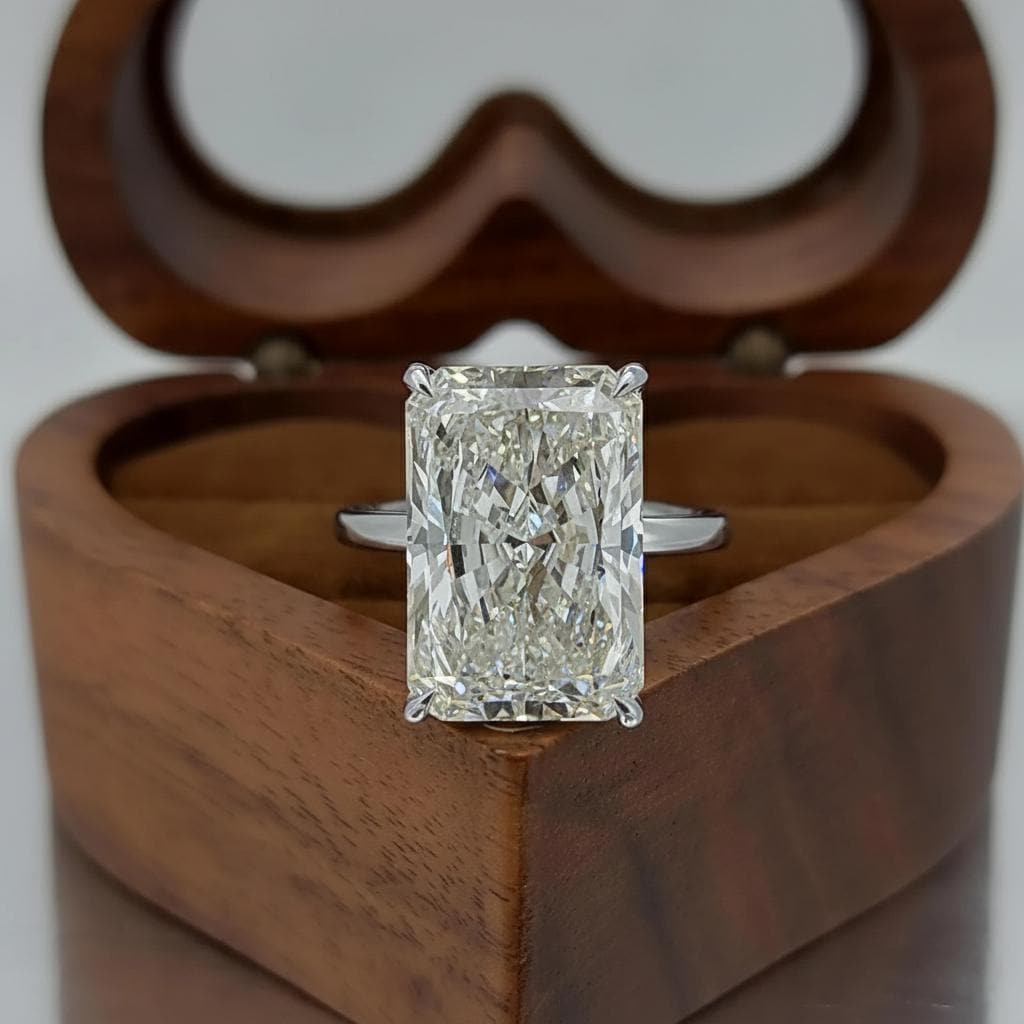10 Karat IGI zertifizierter Radiant Labor-Diamant-Solitär-Verlobungsring Radiant cut Moissanite engagement ring in 935 Argentium Silber — custom handcrafted by Forever For Love