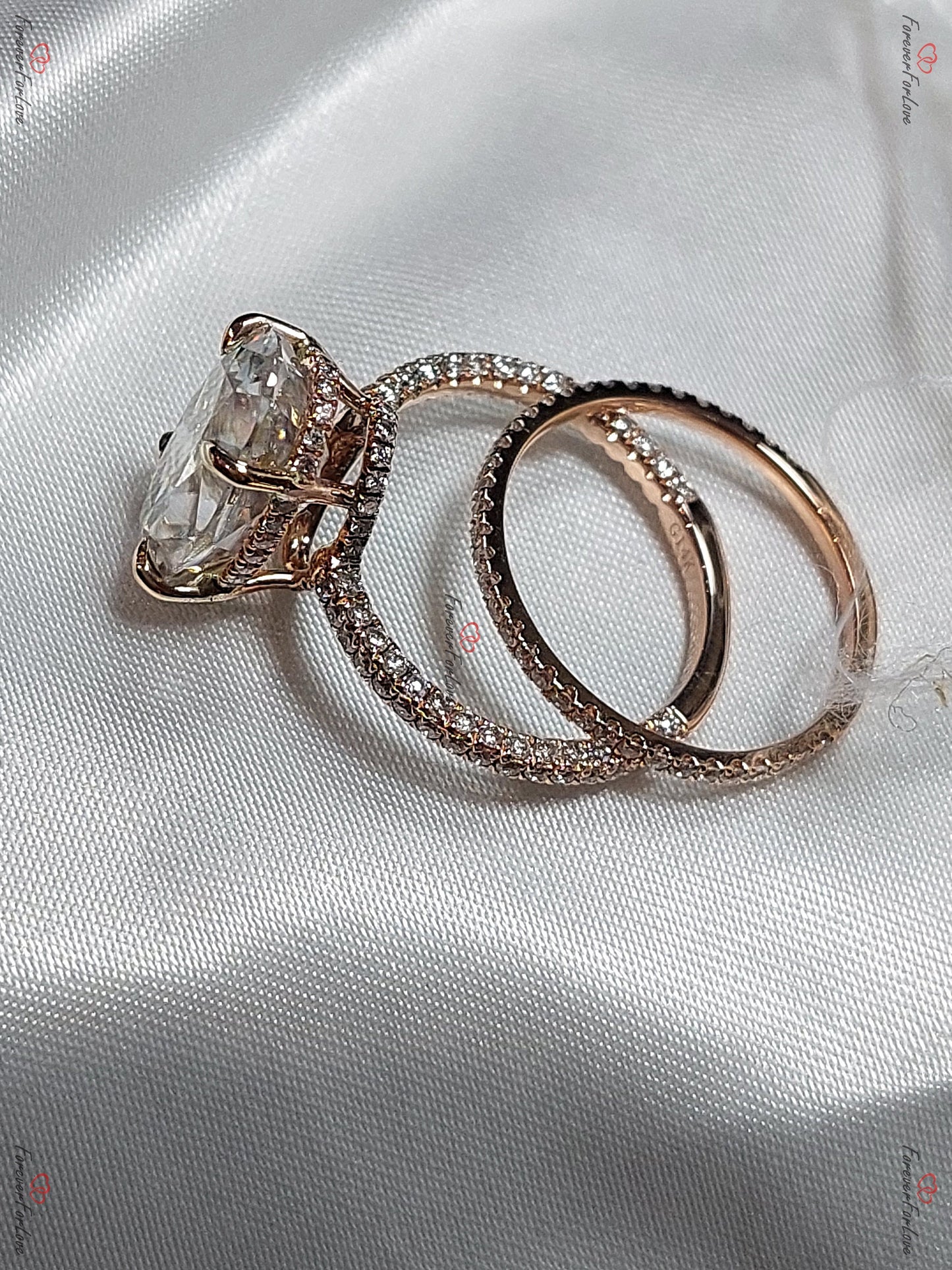 Bague de fiançailles solitaire ovale en diamant naturel de 8 carats Oval cut 1Ct Moissanite taille brillant engagement ring in Gold or Platinum — custom handcrafted by Forever For Love