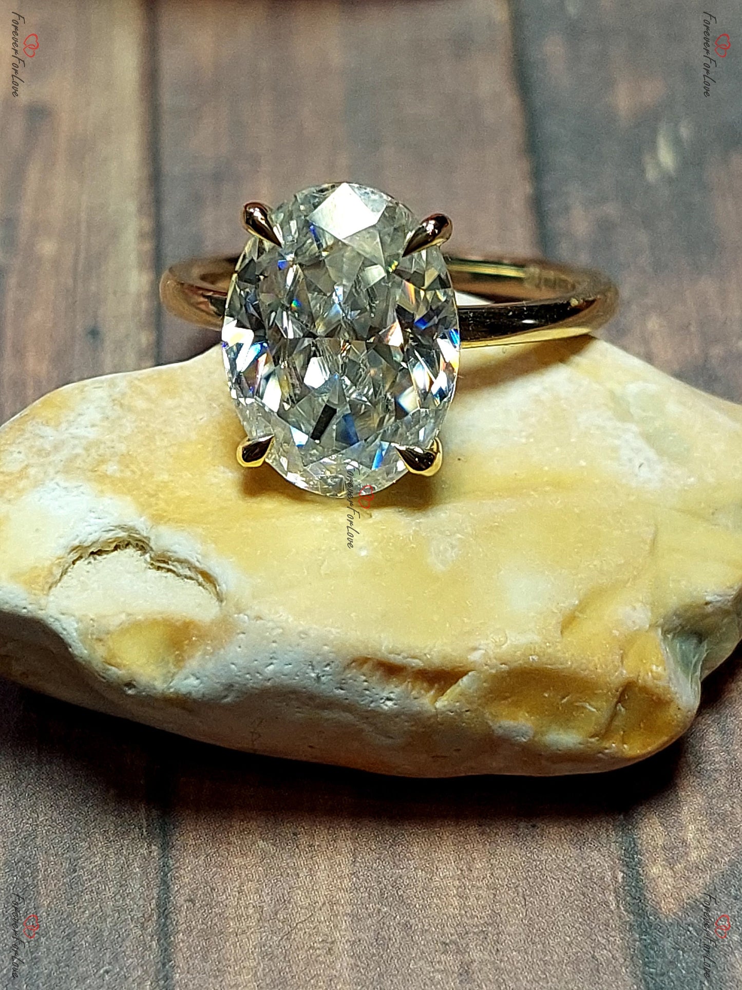 Bague de fiançailles Moissanite ovale 4,5 carats avec diamant et halo caché brillant Oval cut 1Ct Moissanite taille brillant engagement ring in Gold or Platinum — custom handcrafted by Forever For Love