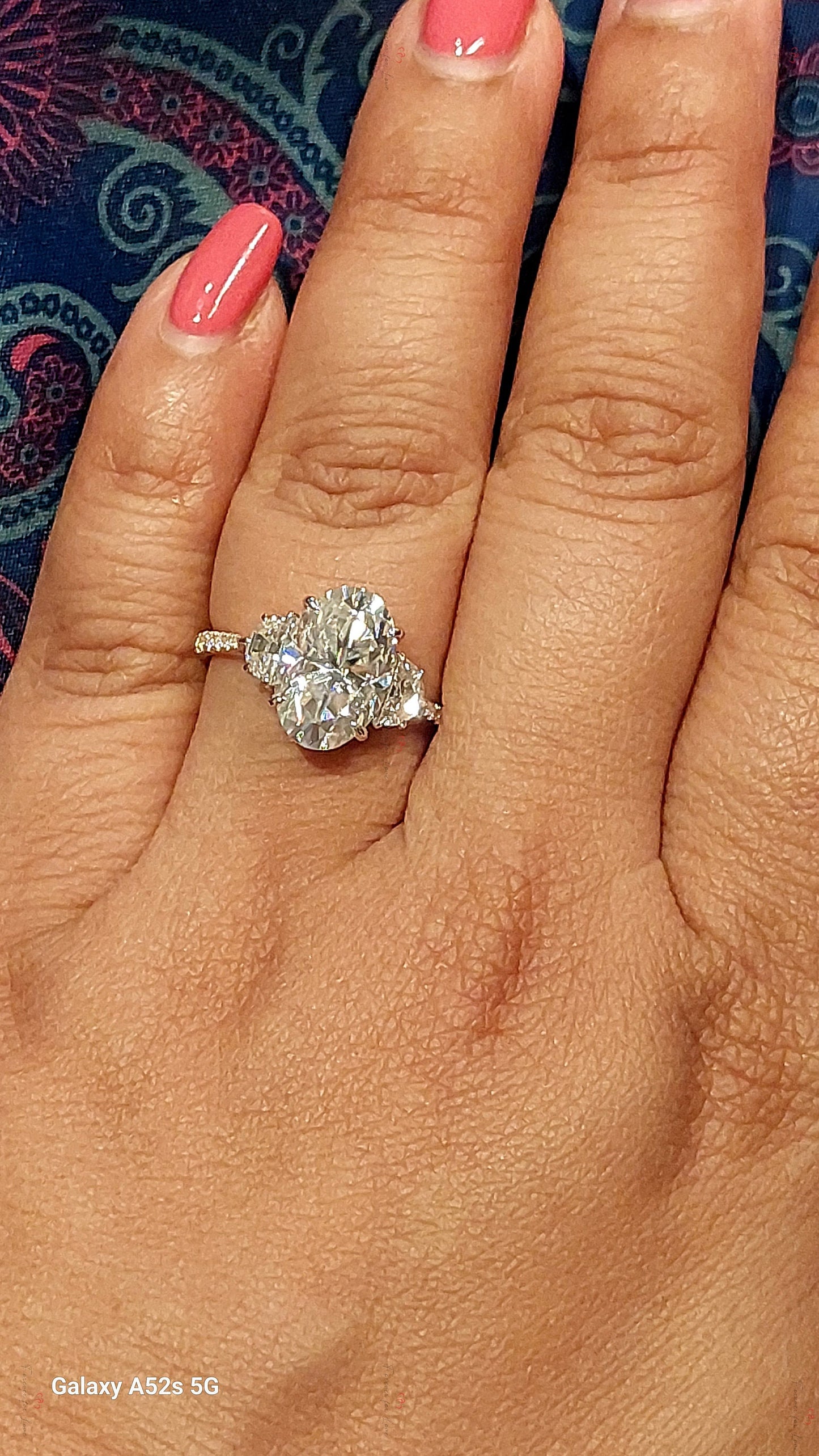 4,6 Ct Oxyde de molybdène ovale trois pierres avec ensemble de mariage pavé Oval cut Moissanite Taille Brillant engagement ring in Gold or Platinum — custom handcrafted by Forever For Love