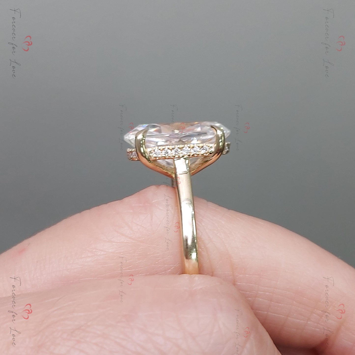 Bague de Fiançailles Ovale en Diamant ou Moissanite Oval cut Moissanite taille brillant engagement ring in Gold or Platinum — custom handcrafted by Forever For Love