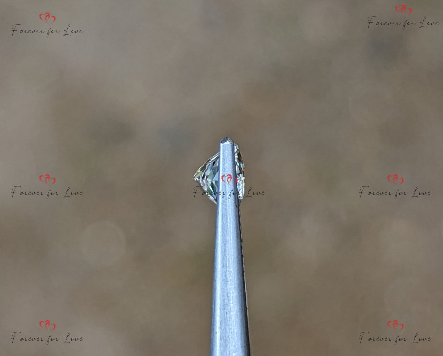 1,60 Karat unbeheizter, unbehandelter Weißer Saphir. Ein natürlicher, eleganter, unbeheizter, unbehandelter Ceylon-Saphir im Radiant-Schliff. Moissanite engagement ring in Gold or Platinum — custom handcrafted by Forever For Love
