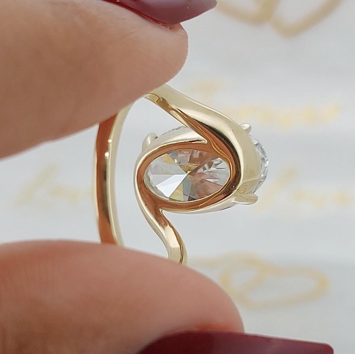 Bague de fiançailles solitaire en diamant de laboratoire ovale certifié IGI de couleur E de 4 carats Oval cut 1Ct Moissanite taille brillant engagement ring in Gold or Platinum — custom handcrafted by Forever For Love