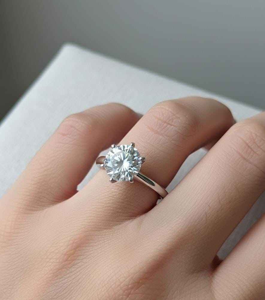 2 Karat runder Moissanit 6-Krappen Solitärring Round cut Moissanite engagement ring in 935 Argentium Silber — custom handcrafted by Forever For Love