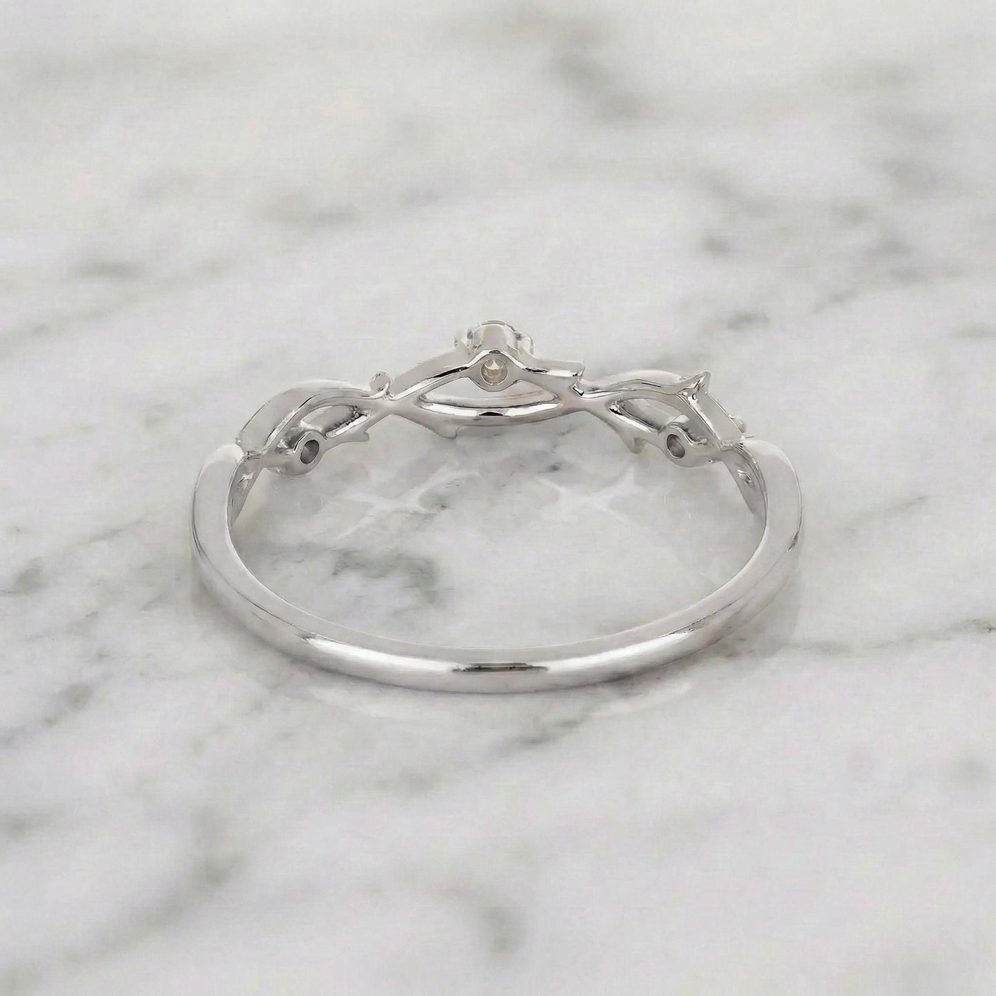 Bague Feuille pour Femme, Inspirée de la Nature, Bague Diamant Vintage pour Mariage, Bague de Promesse Unique et Délicate pour Elle, Bande Empilable, Cadeau Parfait Round cut Moissanite taille brillant engagement ring in Gold or Platinum — custom handcrafted by Forever For Love