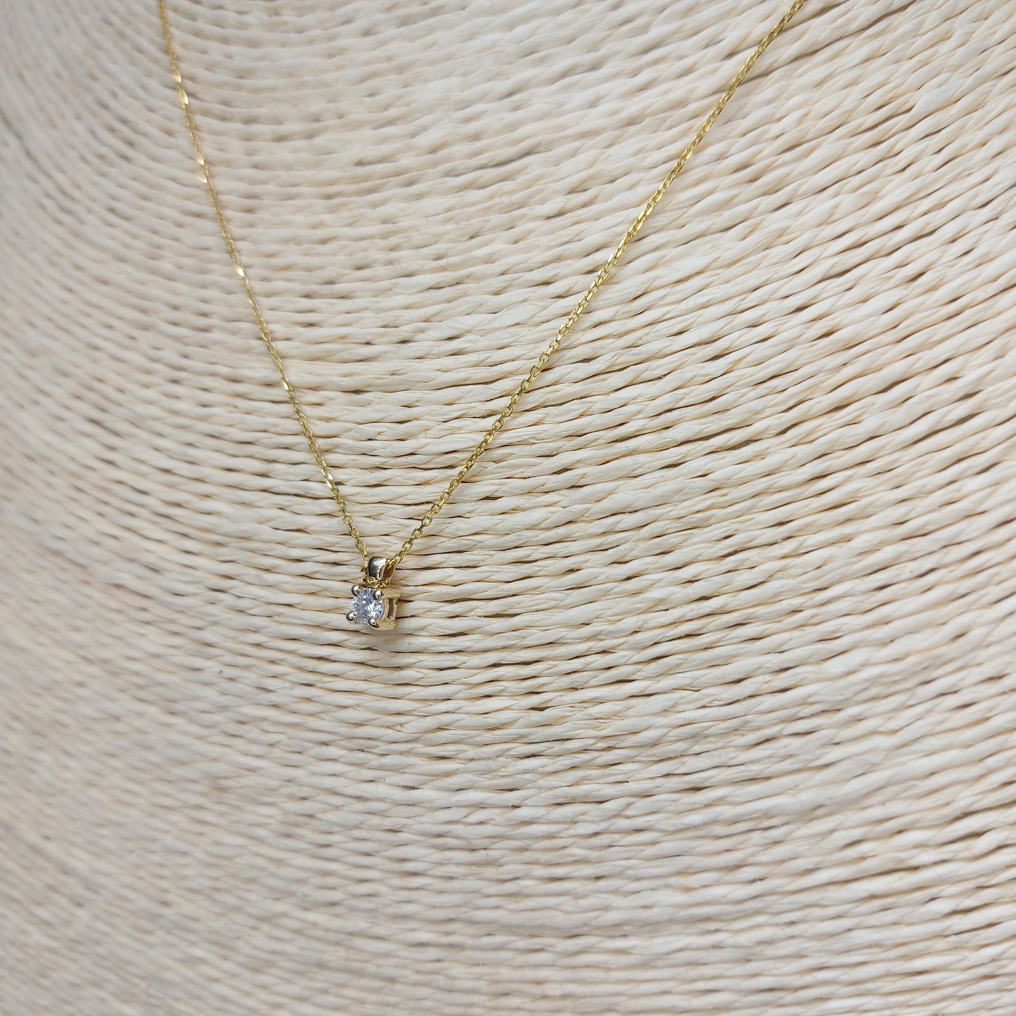 Halskette mit rundem Diamanten, 14 Karat Gelbgold, zierliche minimalistische runde Anhänger, echte Diamanten Damen Halskette, besonderes Geschenk für sie. Moissanite engagement ring in Gold or Platinum — custom handcrafted by Forever For Love
