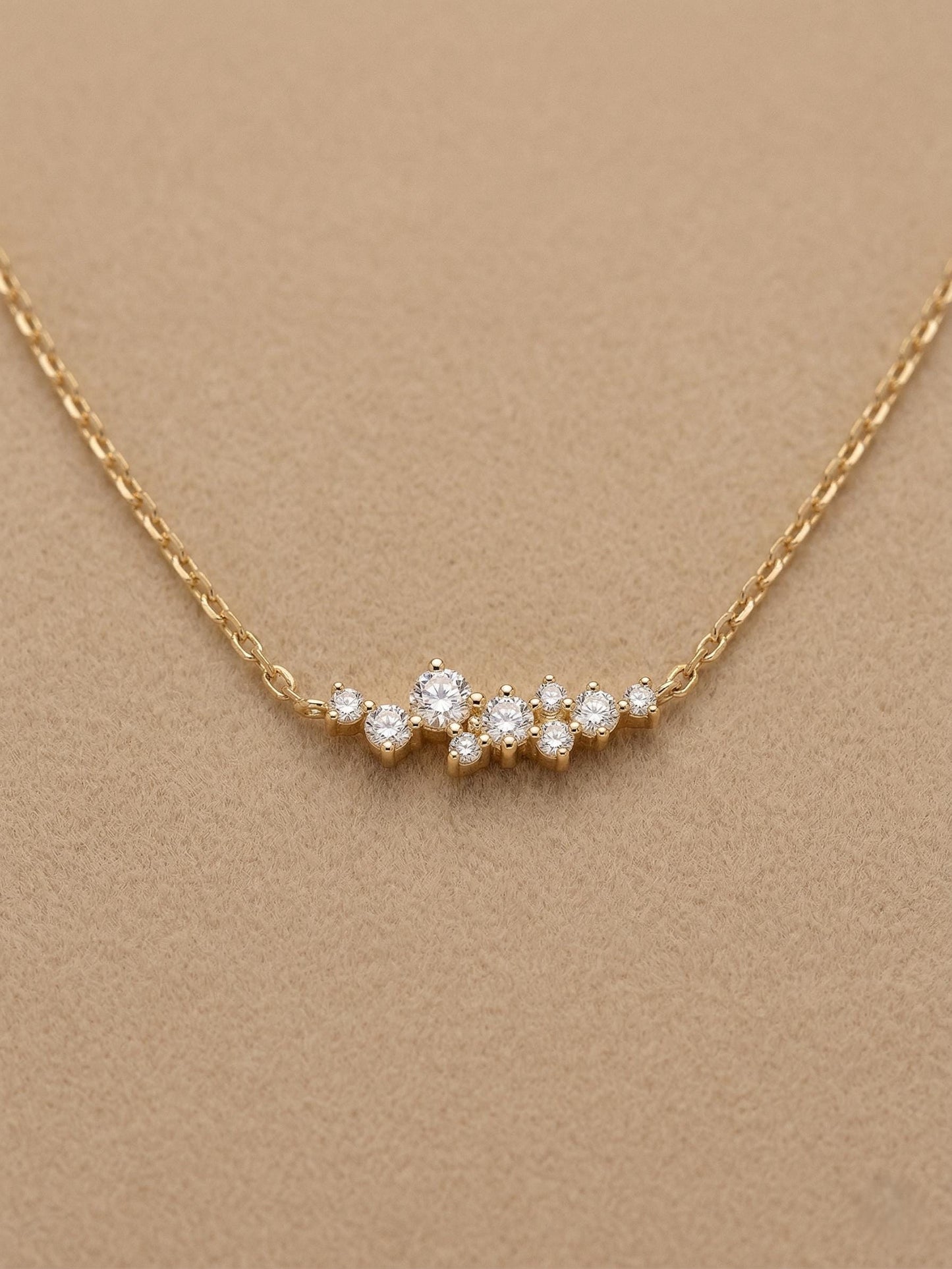 Collier grappe de diamants délicats, Pendentif rond incurvé en or 14 carats, Collier minimaliste en diamant, Bijoux de mariage, Cadeau de bijoux fins du quotidien Moissanite engagement ring in Gold or Platinum — custom handcrafted by Forever For Love