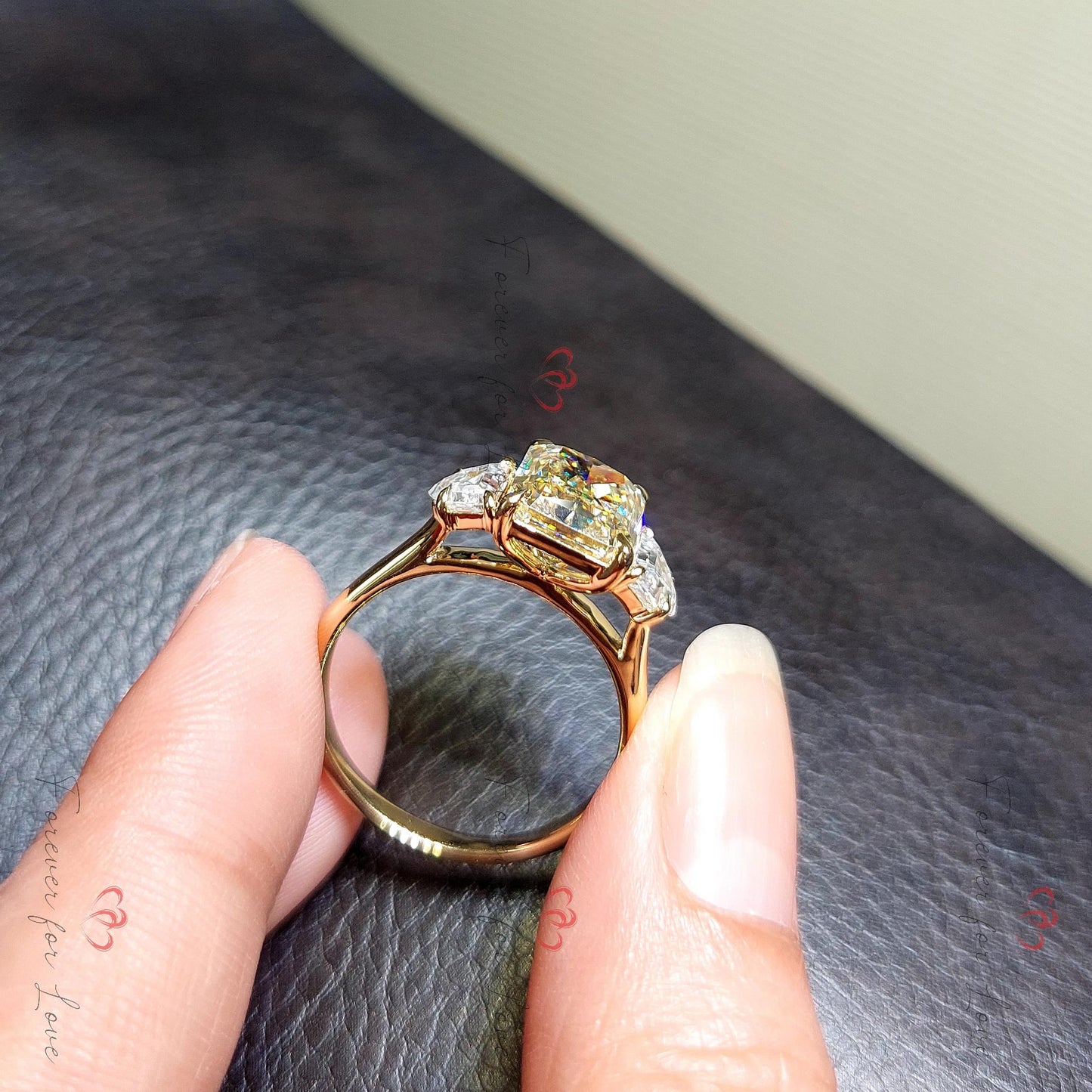 Bague de fiançailles en Moissanite Jaune Canari taille Radiant de 4 Ct, Bague de promesse en Or Massif, Bague de diamant taille Trillion, Bague cadeau d'anniversaire pour Elle. Radiant cut 1Ct Moissanite taille brillant engagement ring in Gold or Platinum — custom handcrafted by Forever For Love