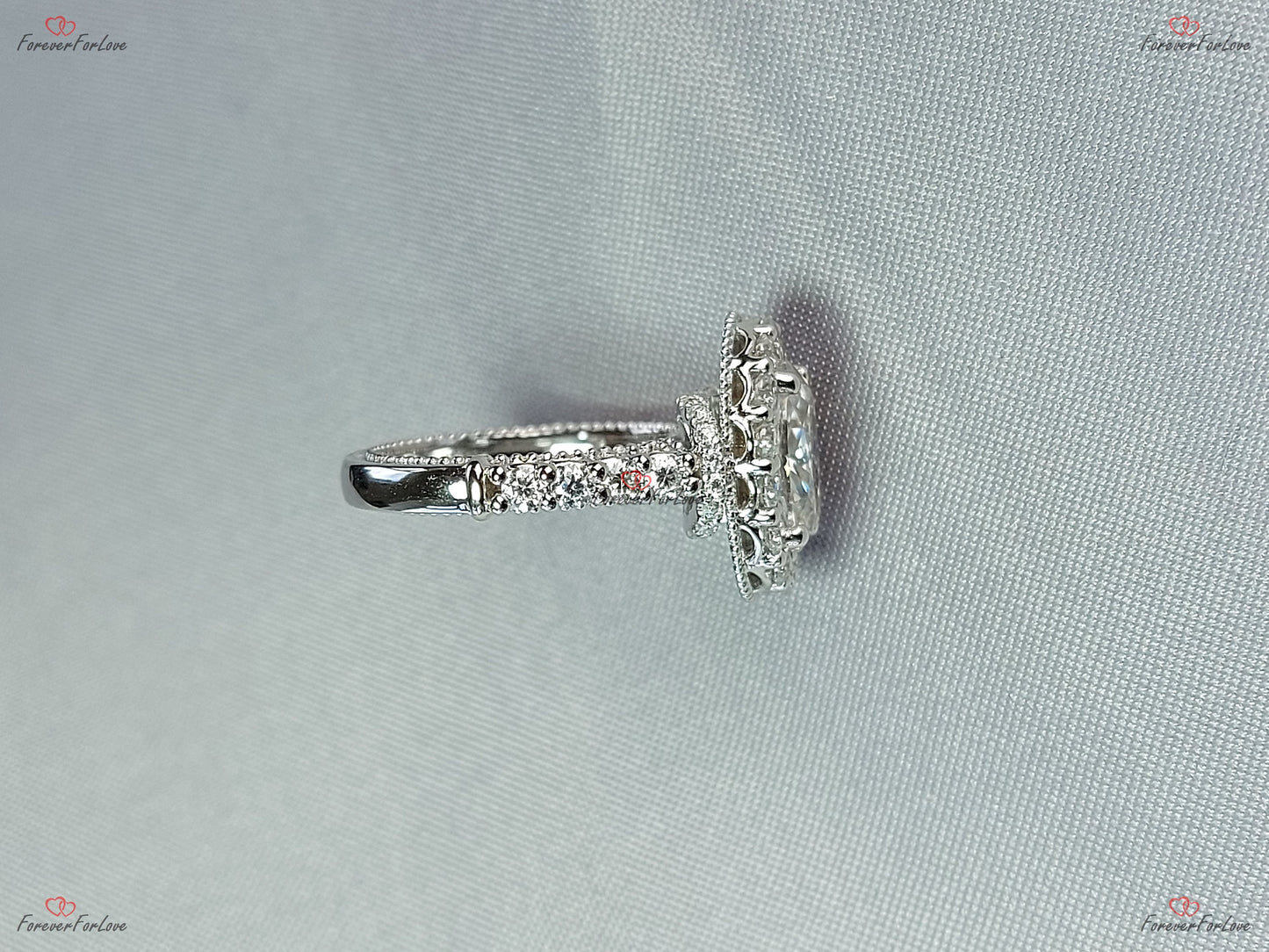 1,5 Karat ovaler Crushed-Ice-Moissanit-Verlobungsring im Vintage-Stil Oval cut Moissanite engagement ring in 935 Argentium Silber — custom handcrafted by Forever For Love