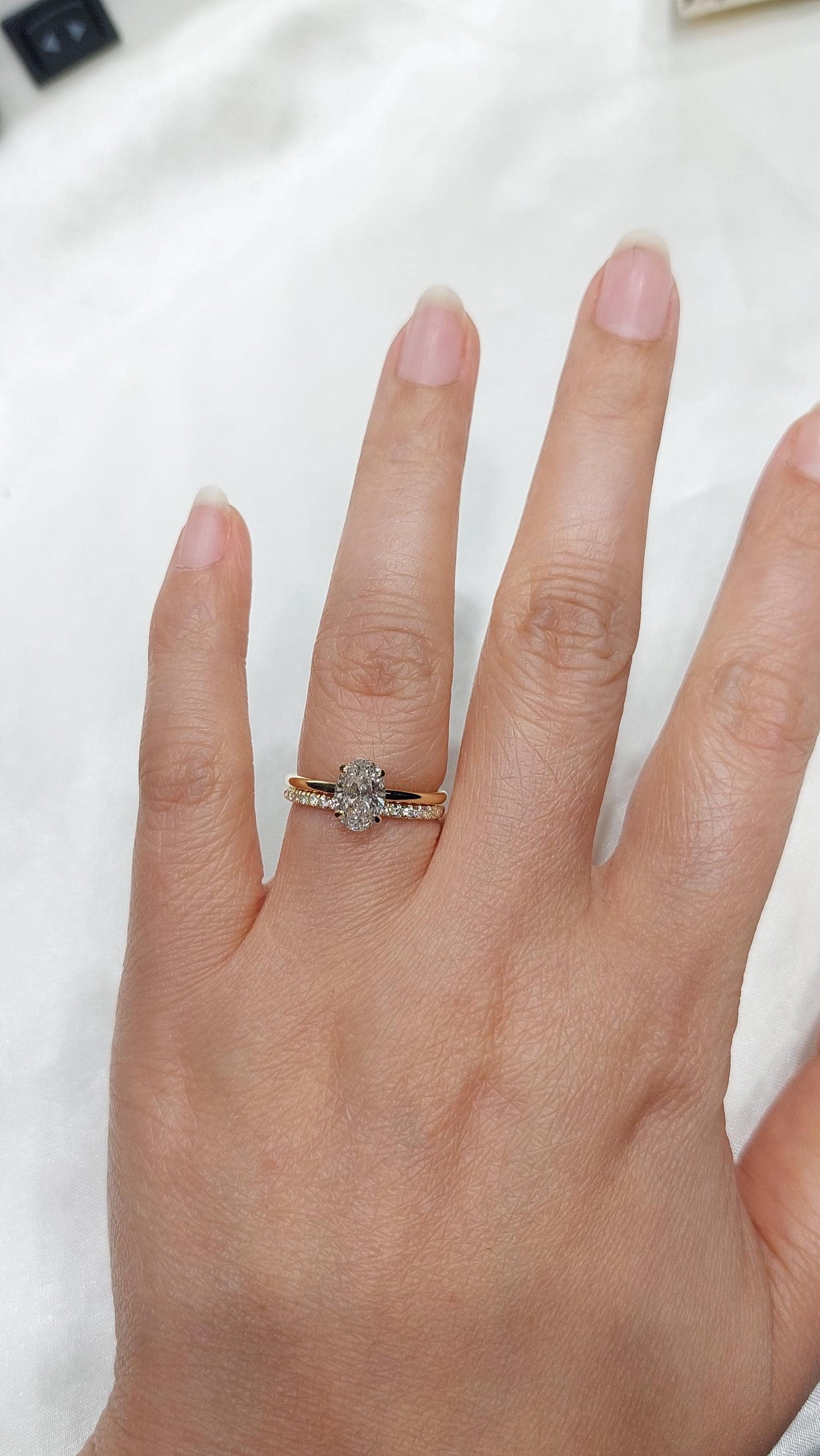 1 Karat ovaler Labor-Diamant-Verlobungsring Oval cut Moissanite engagement ring in 935 Argentium Silber — custom handcrafted by Forever For Love