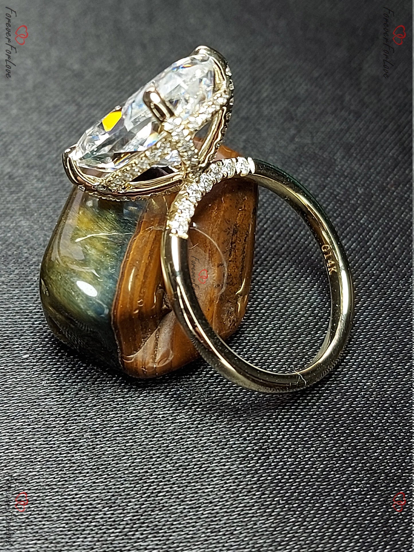 Bague de fiançailles solitaire ovale 7 carats en diamant et moissanite avec halo caché Oval cut 1Ct Moissanite taille brillant engagement ring in Gold or Platinum — custom handcrafted by Forever For Love