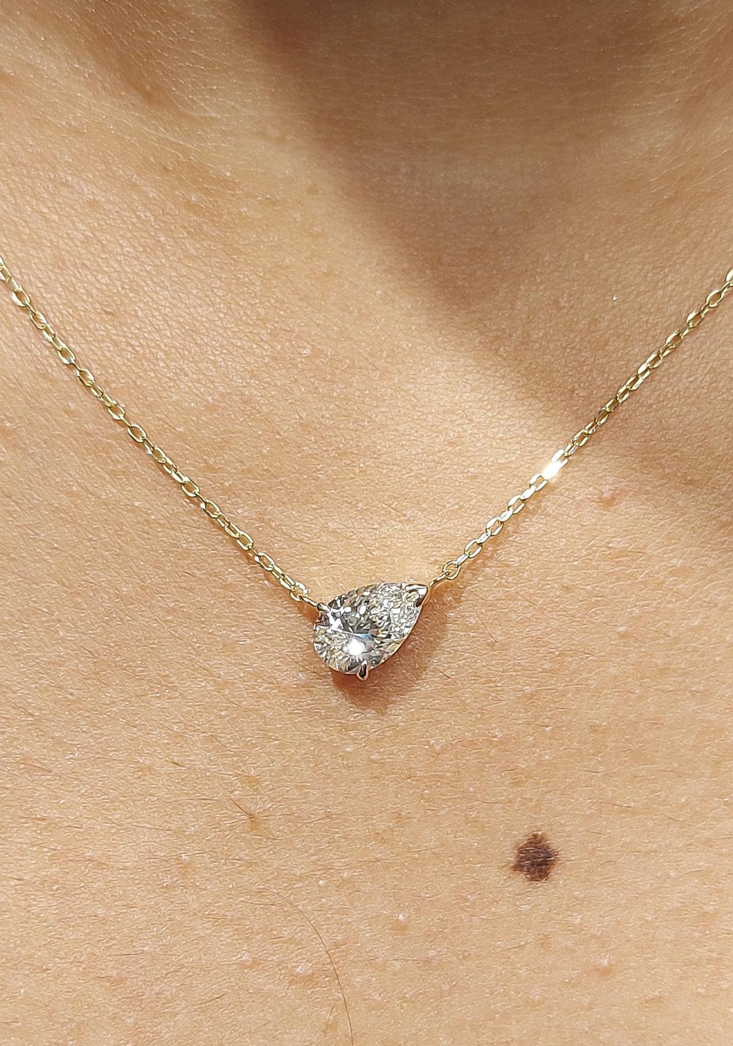 1 Karat Birnendiamant-Halskette, 14 Karat Gelbgold, zarte minimalistische Birnen-Anhänger, Labordiamant-Damen-Halskette, besonderes Geschenk für sie. Moissanite engagement ring in Gold or Platinum — custom handcrafted by Forever For Love
