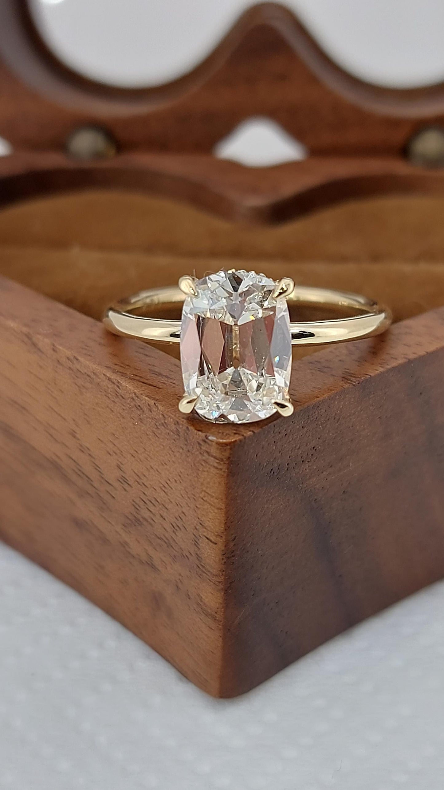 IGI-zertifizierter Solitär-Verlobungsring mit Old-Mine-Labordiamant Moissanite engagement ring in 935er Argentium Silber — custom handcrafted by Forever For Love