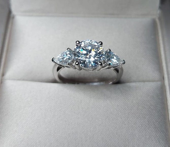 Bague de fiançailles trilogie avec diamant naturel poire de 1,50 ct Pear cut Moissanite engagement ring in Gold or Platinum — custom handcrafted by Forever For Love