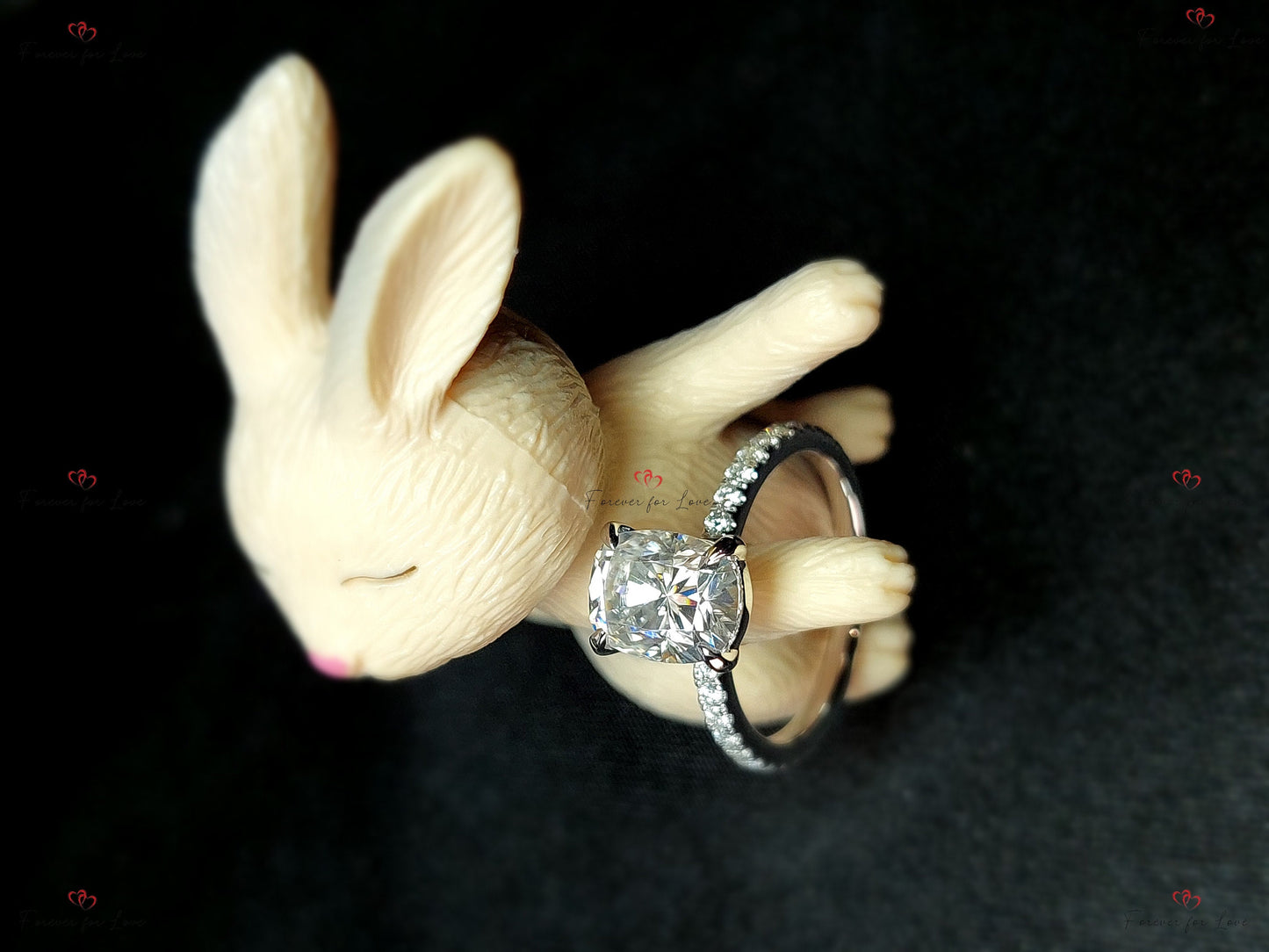 3,5 Karat Kissen-Moissanit-Verlobungsring mit verstecktem Halo Cushion cut Moissanite engagement ring in 935er Argentium Silber — custom handcrafted by Forever For Love