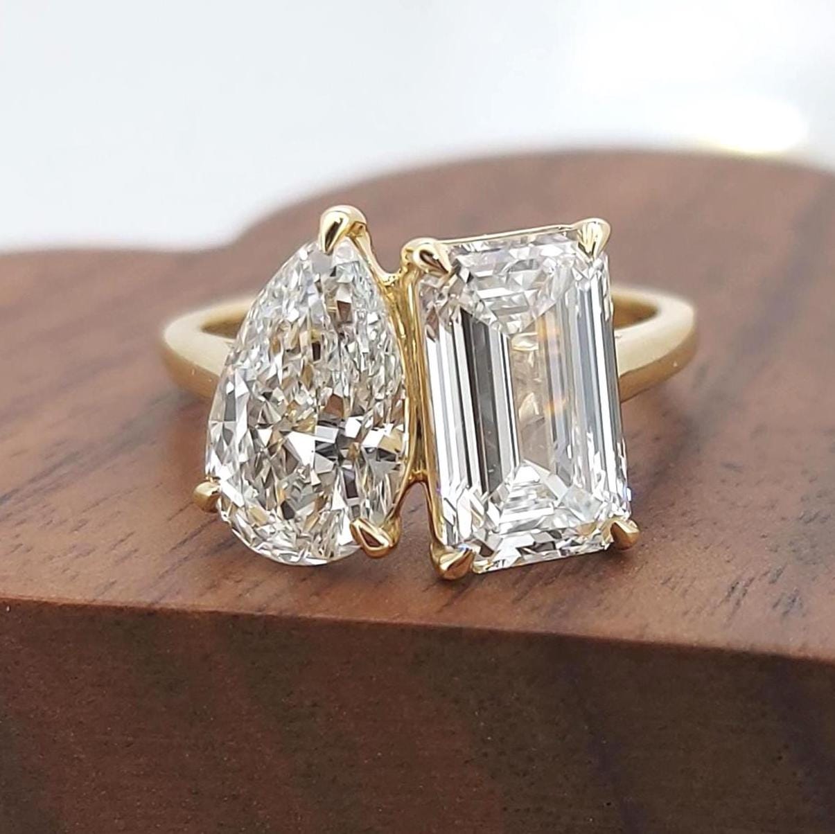 4.5 Karat Smaragd Labordiamant-Verlobungsring Emerald cut Moissanite engagement ring in Gold or Platinum — custom handcrafted by Forever For Love