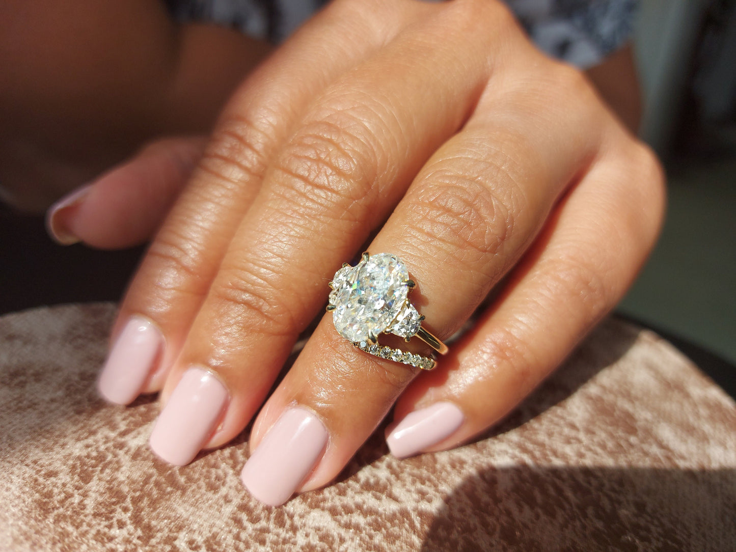 Ensemble de mariage à trois pierres avec moissanite ovale de 4,6 carats et accents standards Oval cut Moissanite taille brillant engagement ring in Gold or Platinum — custom handcrafted by Forever For Love