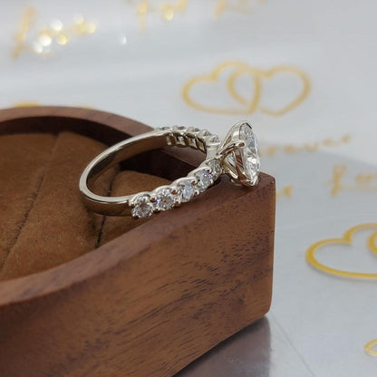 2.5 Ct Round Moissanite Engagement Ring