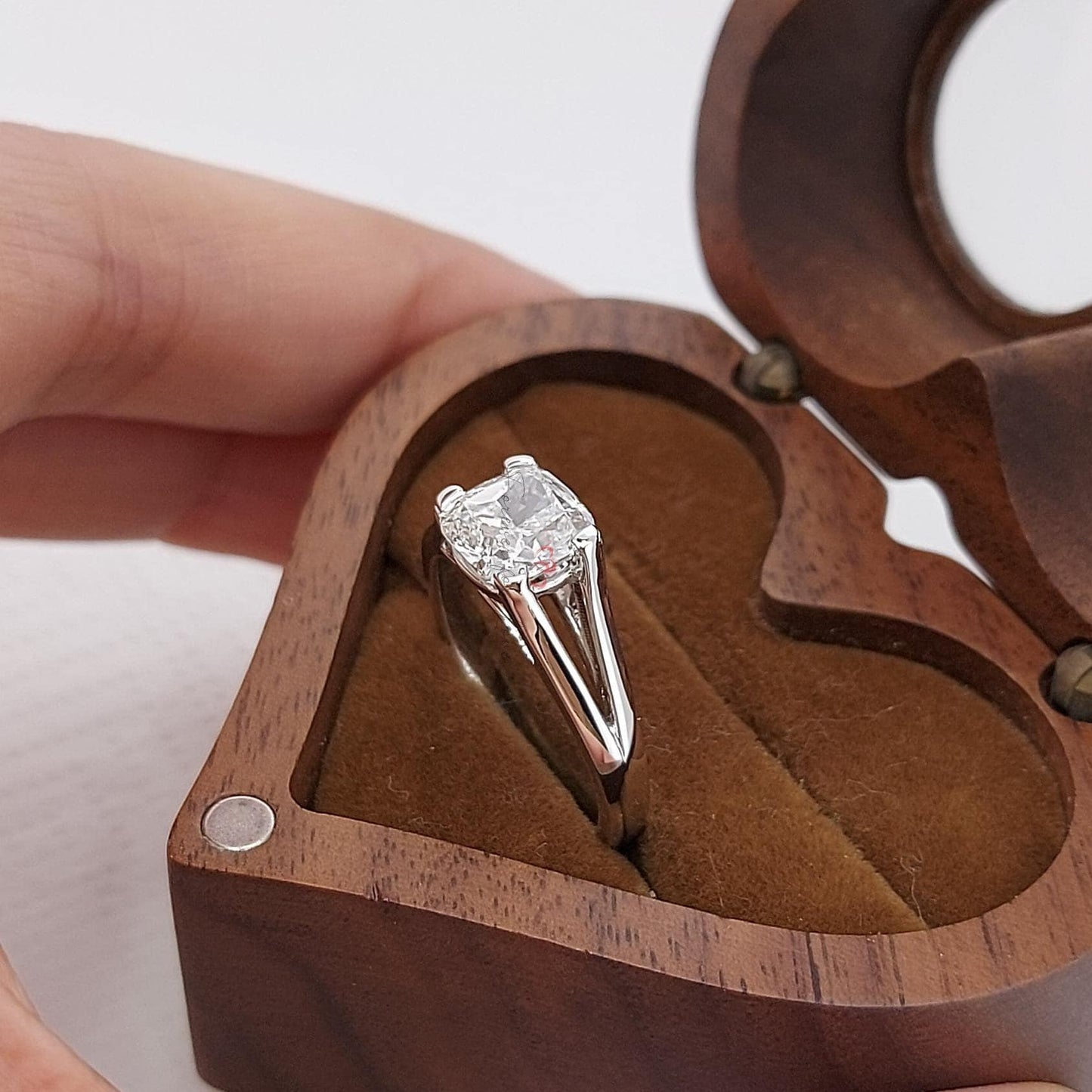 2 Karat Kissen-Labor-Diamant-Solitär-Verlobungsring Cushion cut Moissanite engagement ring in 935 Argentium Silber — custom handcrafted by Forever For Love