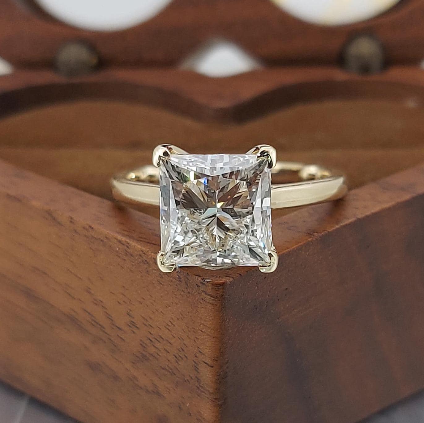 4 Karat IGI-zertifizierter Prinzess-Labordiamant-Verlobungsring Princess cut Moissanite engagement ring in 935er Argentium Silber — custom handcrafted by Forever For Love