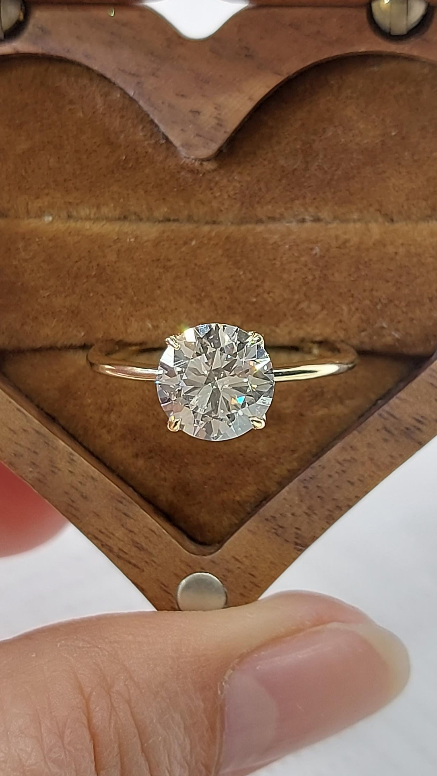 Verlobungsring mit 2 Karat IGI-zertifiziertem runden Labordiamant Round cut Moissanite engagement ring in 935 Argentium Silber — custom handcrafted by Forever For Love