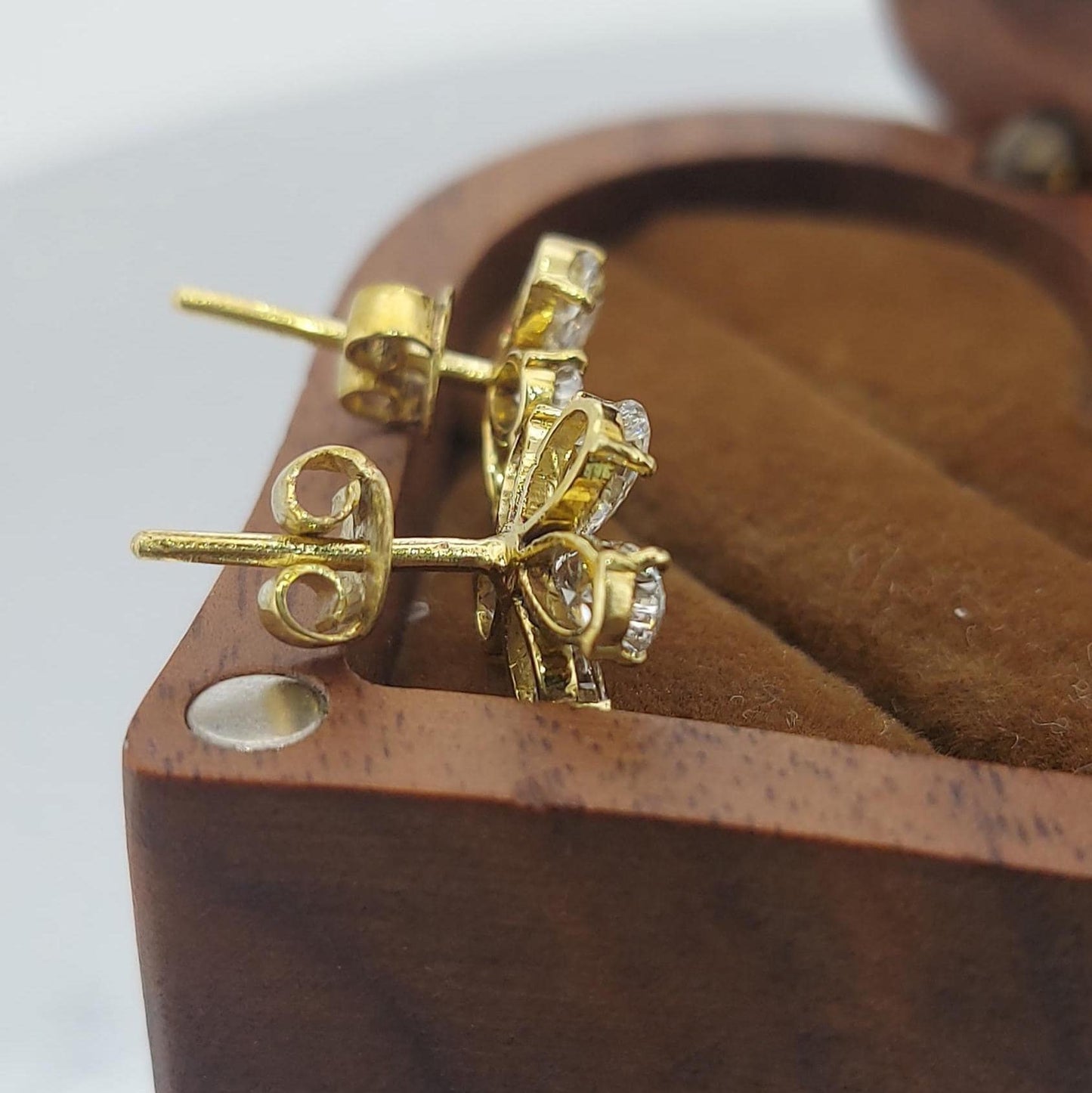 14 Karat Gold Ohrstecker mit tropfenförmigem Blumenmotiv und Diamanten, Labor-Diamantohrstecker, im Labor gezüchteter Diamant, Ohrstecker aus massivem Gold, Blumenohrringe, perfektes Geschenk Moissanite engagement ring in Gold or Platinum — custom handcrafted by Forever For Love