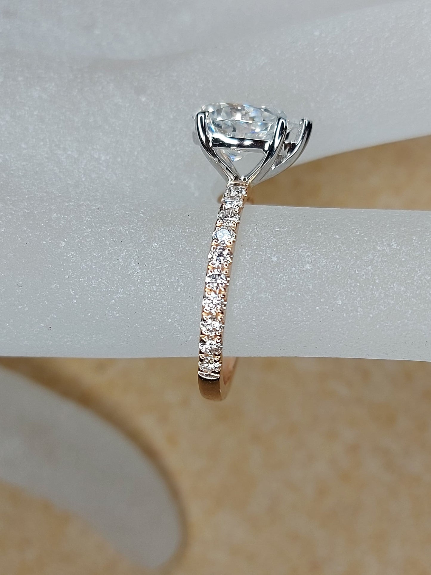 2 Karat birnenförmiger Moissanit-Verlobungsring mit Eternity-Band Pear cut Moissanite engagement ring in 935er Argentium Silber — custom handcrafted by Forever For Love