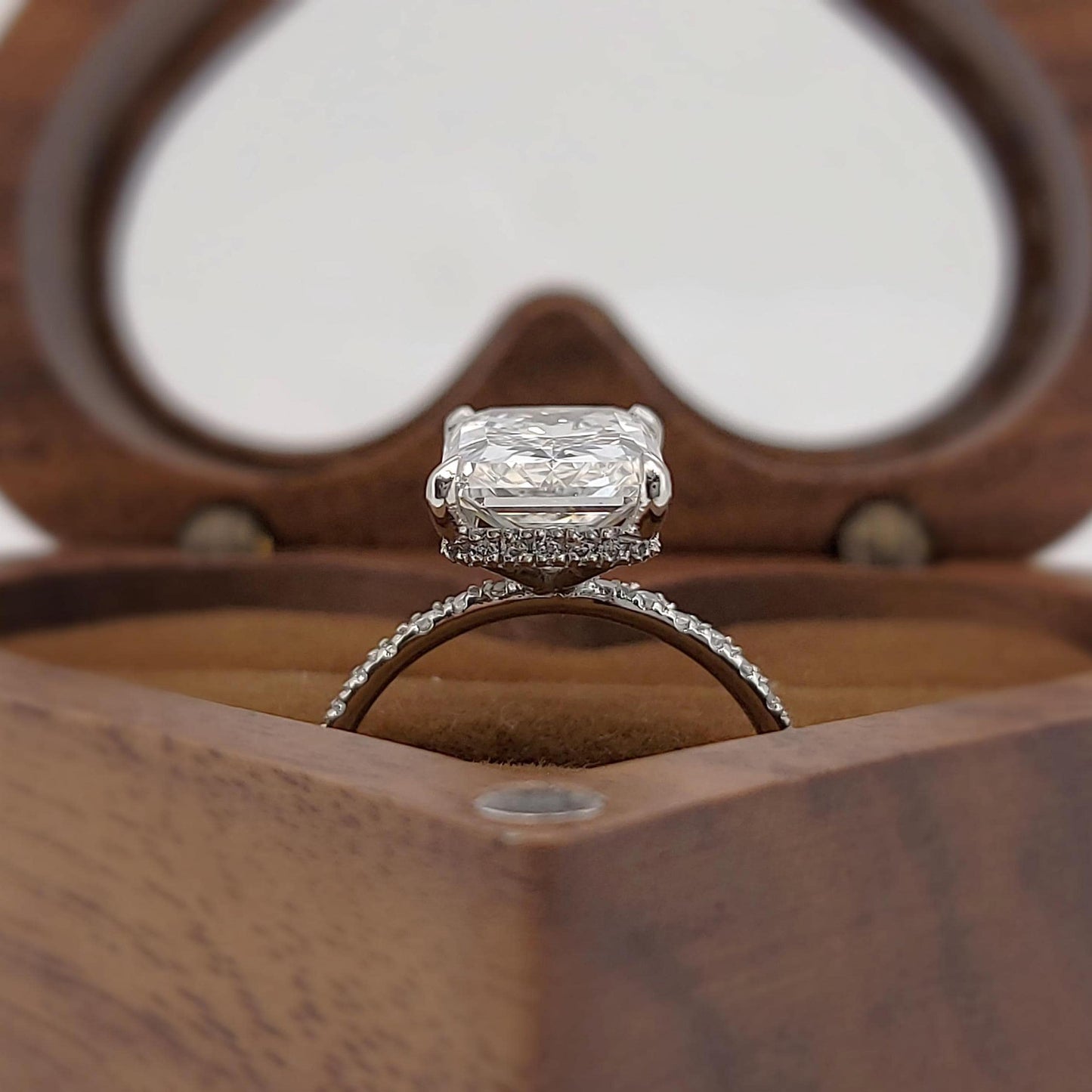 Bague de fiançailles avec diamant radiant certifié IGI de 4,06 carats Radiant cut 1Ct Moissanite taille brillant engagement ring in Gold or Platinum — custom handcrafted by Forever For Love