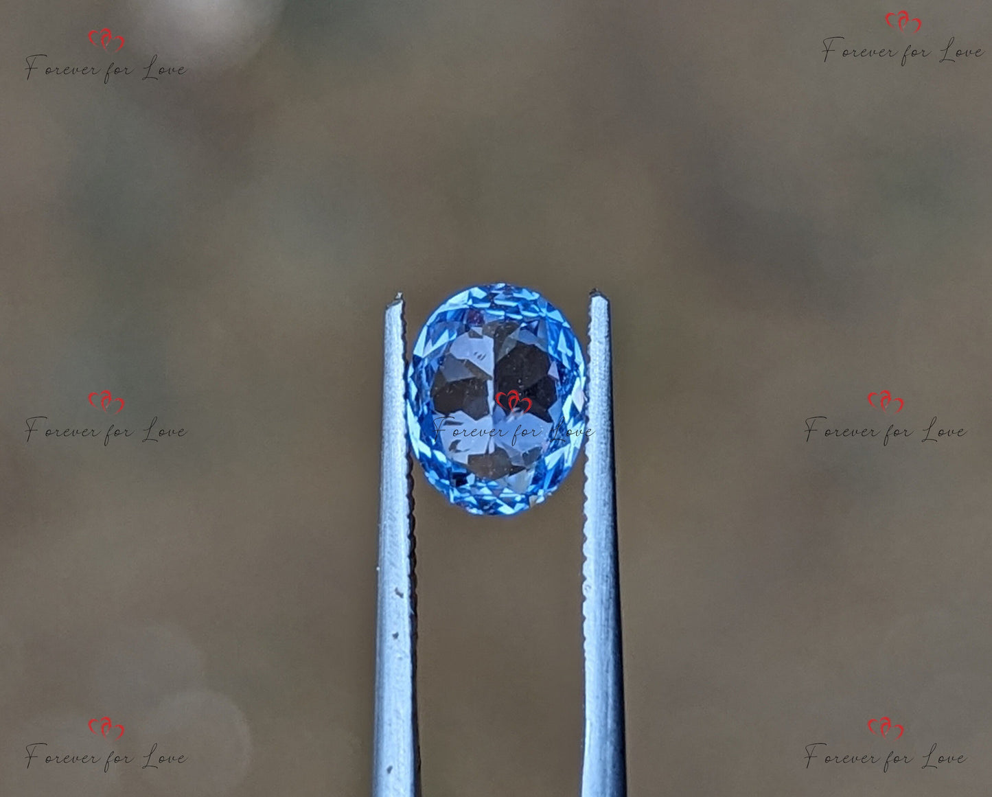 1,18 Karat unbehandelter, unbeheizter Pastellblauer Saphir Oval. Ein natürlicher, eleganter, unbeheizter, unbehandelter weißer Saphir aus Ceylon, in einem strahlenden Schliff. Moissanite engagement ring in Gold or Platinum — custom handcrafted by Forever For Love