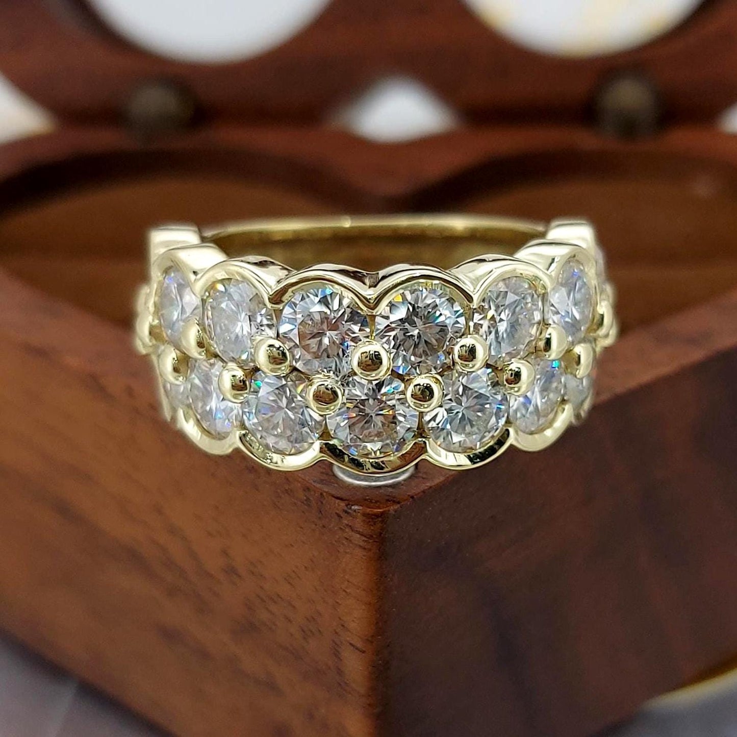 Runder Labordiamant-Halb-Eternity-Ring Round cut Moissanite engagement ring in 935 Argentium Silber — custom handcrafted by Forever For Love