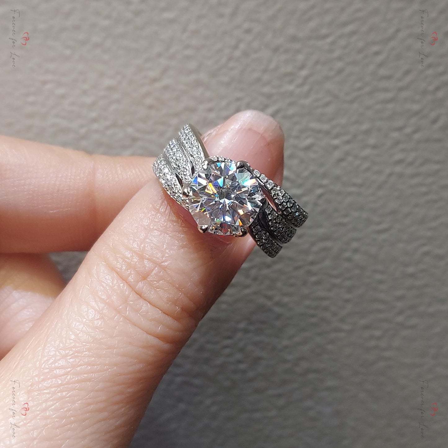 4 Karat runder Moissanit Solitär Verlobungsring Round cut Moissanite engagement ring in 935er Argentium Silber — custom handcrafted by Forever For Love