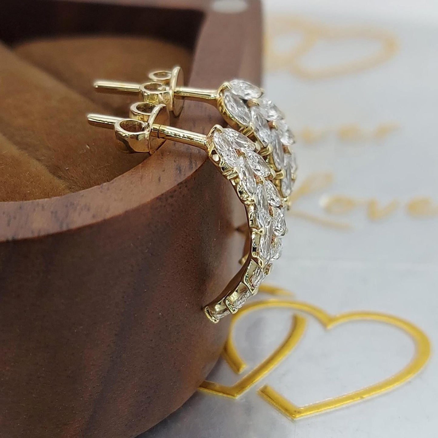 1.00 Karat Marquise Labor-Diamant Blätter Ohrringe – Geschwungene Cluster Gold Ohrringe, Alltags-Ohrringe, Labor-Diamant-Ohrringe, Perfektes Geschenk Moissanite engagement ring in Gold or Platinum — custom handcrafted by Forever For Love