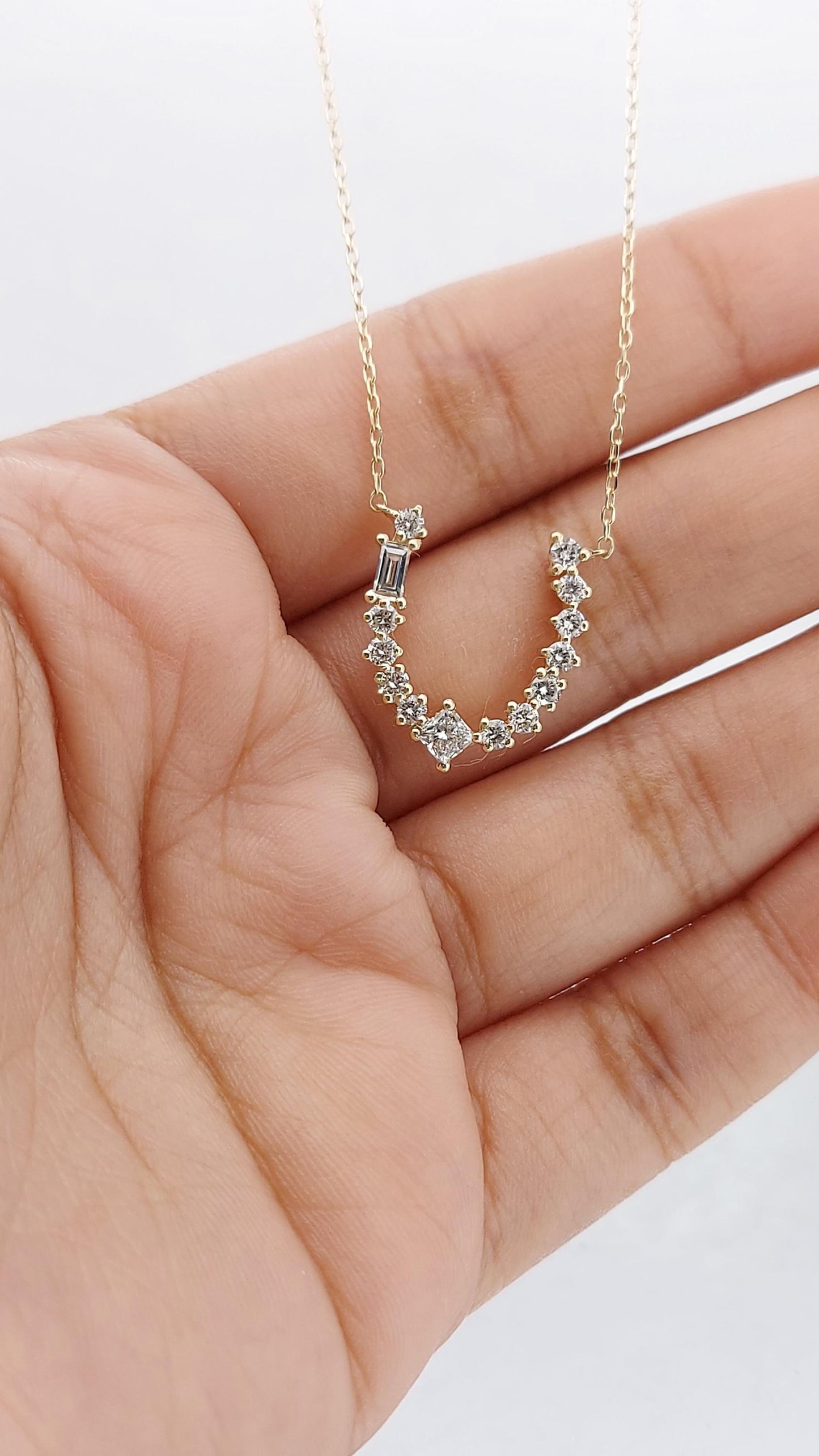 Collier fer à cheval porte-bonheur, cadeau pour les passionnés de chevaux | Pendentif délicat en or ou en argent | Breloque porte-bonheur personnalisée | Cadeau de remise de diplôme ou d'anniversaire Moissanite engagement ring in Gold or Platinum — custom handcrafted by Forever For Love