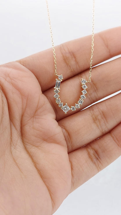 Collier fer à cheval porte-bonheur, cadeau pour les passionnés de chevaux | Pendentif délicat en or ou en argent | Breloque porte-bonheur personnalisée | Cadeau de remise de diplôme ou d'anniversaire