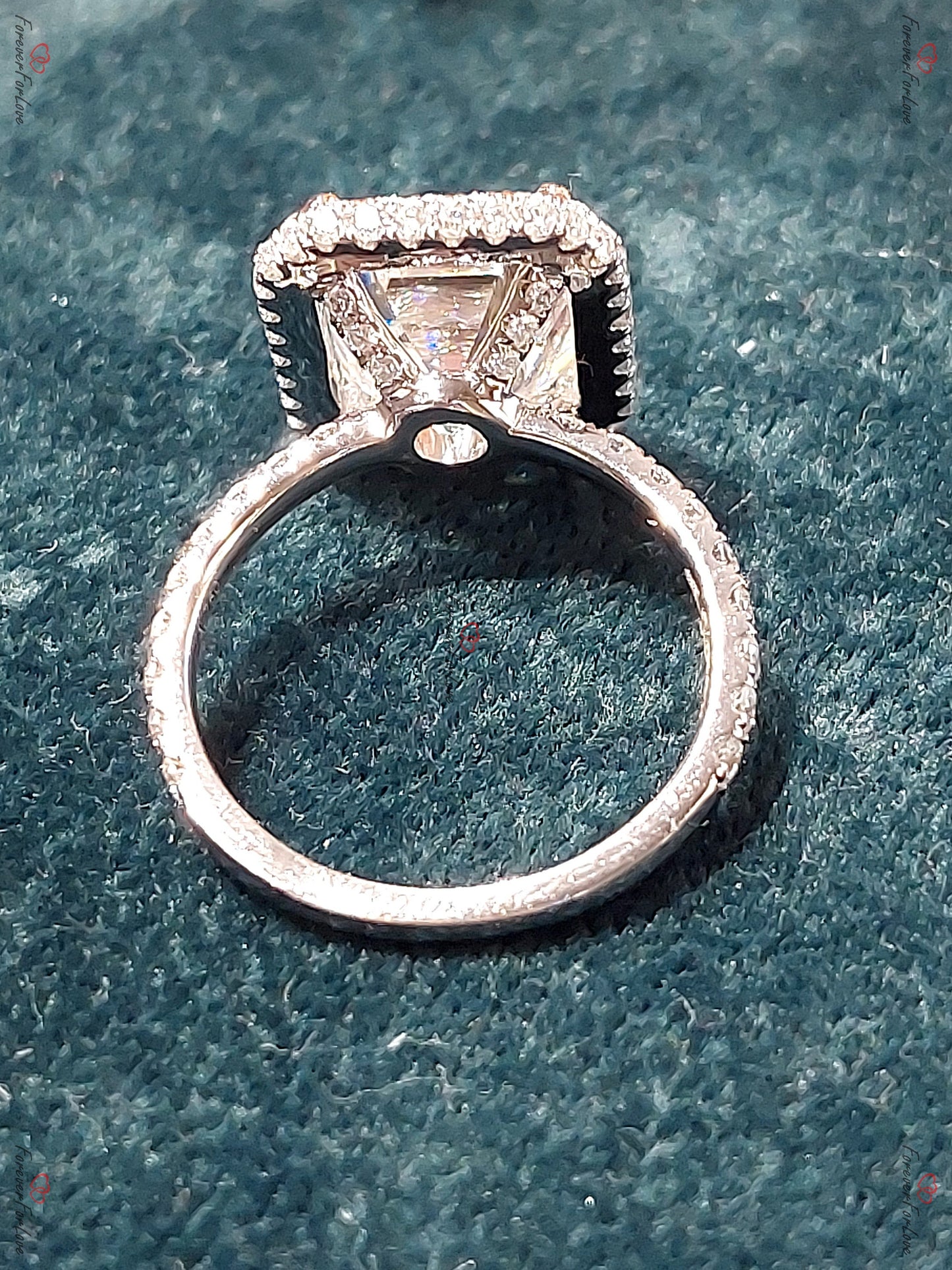 Bague de fiançailles en Moissanite taille émeraude à double halo, bague 4 carats, bague pavée de diamants, bague de promesse moderne pour anniversaire de fiançailles. Emerald cut 1Ct Moissanite Brillant rond engagement ring in Gold or Platinum — custom handcrafted by Forever For Love