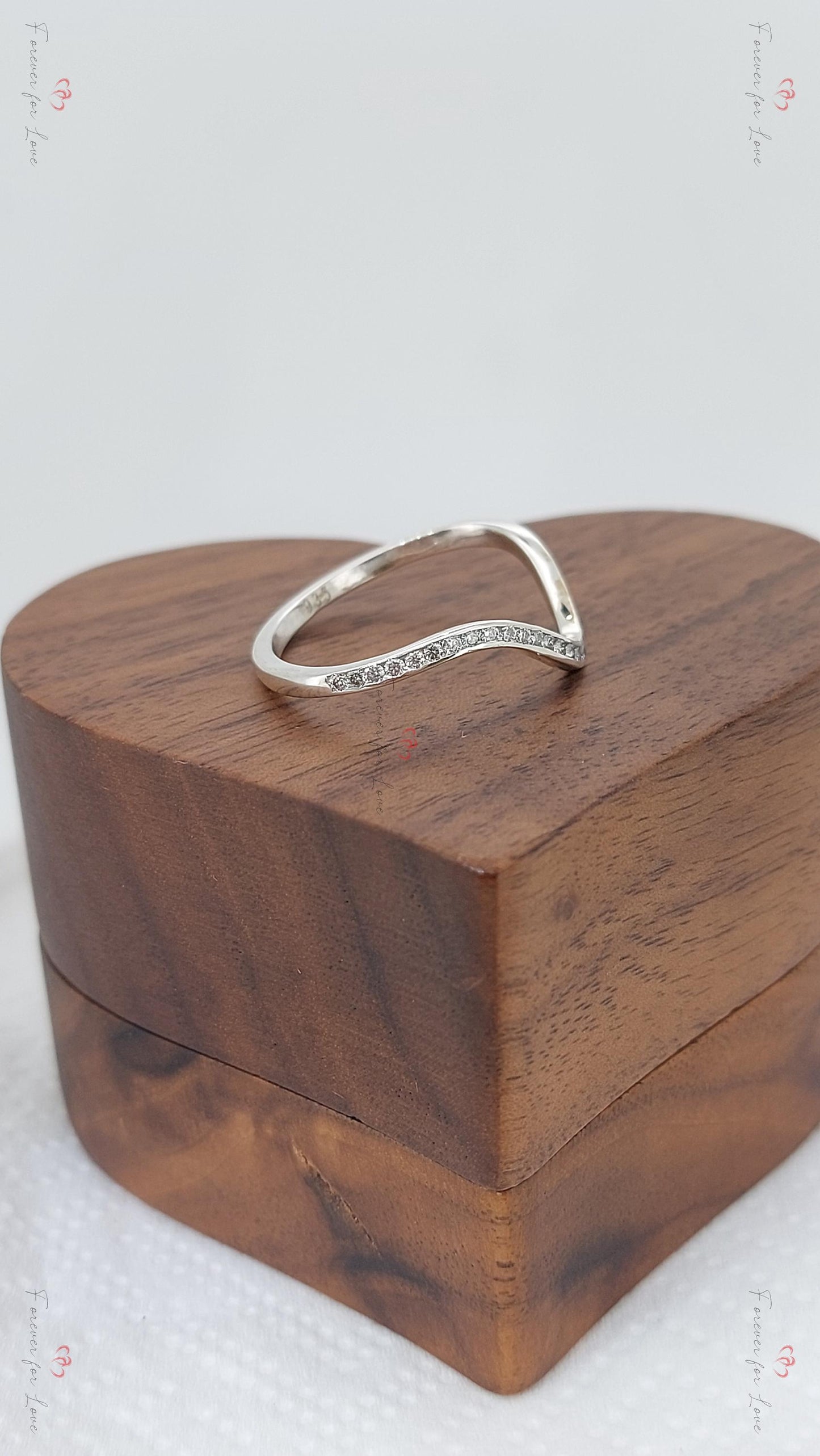 Massiver goldener, geschwungener Halbellanzring, stapelbarer Ehering mit britischer Punze – Diamant-Ehering – passender Ehering Round cut Moissanite engagement ring in 935 Argentium Silber — custom handcrafted by Forever For Love
