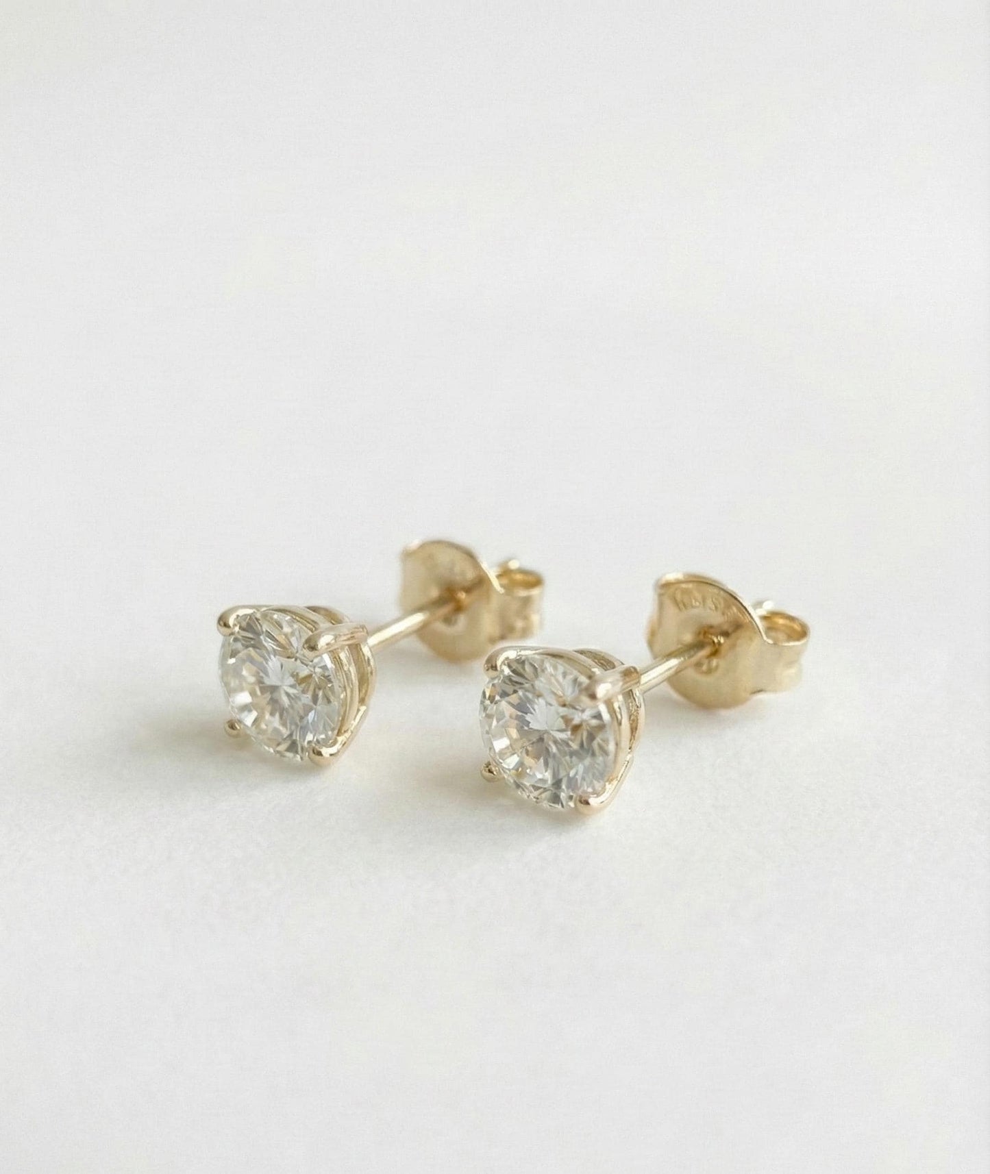 Ohrstecker mit insgesamt 8 Karat, Farbe E, Reinheit VVS2, IGI-zertifiziert, runder Diamant im Idealschliff, im Labor gezüchtet, 14 Karat Gold, perfektes Geschenk für Sie. Moissanite engagement ring in Gold or Platinum — custom handcrafted by Forever For Love
