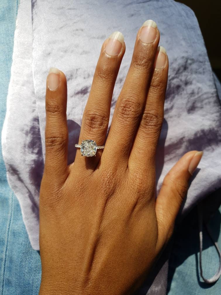 4 Karat Kissen Diamant, Moissanit Verlobungsring mit verstecktem Heiligenschein Cushion cut Moissanite engagement ring in 935er Argentium Silber — custom handcrafted by Forever For Love