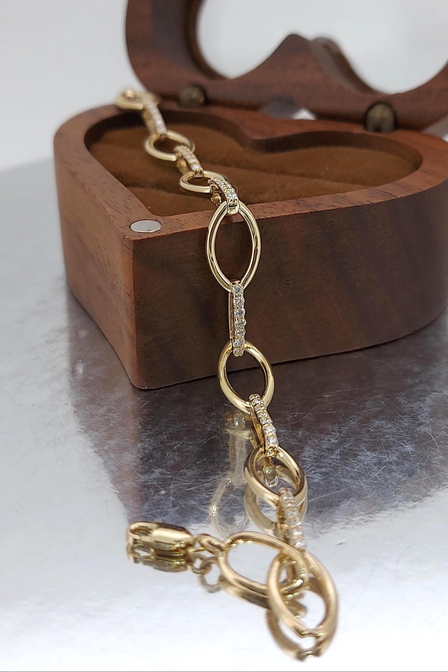 Armband aus 14 Karat Massivgold mit Büroklammerkette, zartes Goldarmband, Labor-Diamant-Pavé-Armband, Jubiläumsgeschenk für sie. Moissanite engagement ring in Gold or Platinum — custom handcrafted by Forever For Love
