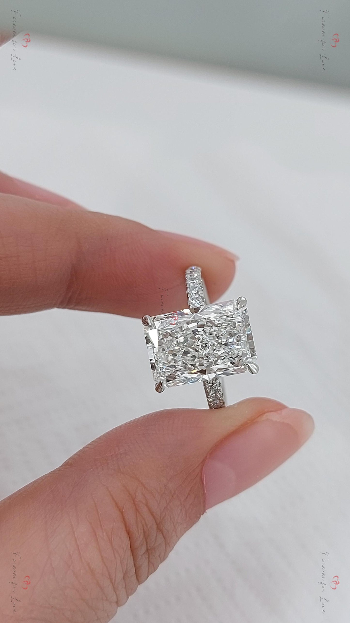 Verlobungsring mit 5 Karat IGI-zertifiziertem Radiant Lab Diamond Radiant cut Moissanite engagement ring in 935 Argentium Silber — custom handcrafted by Forever For Love