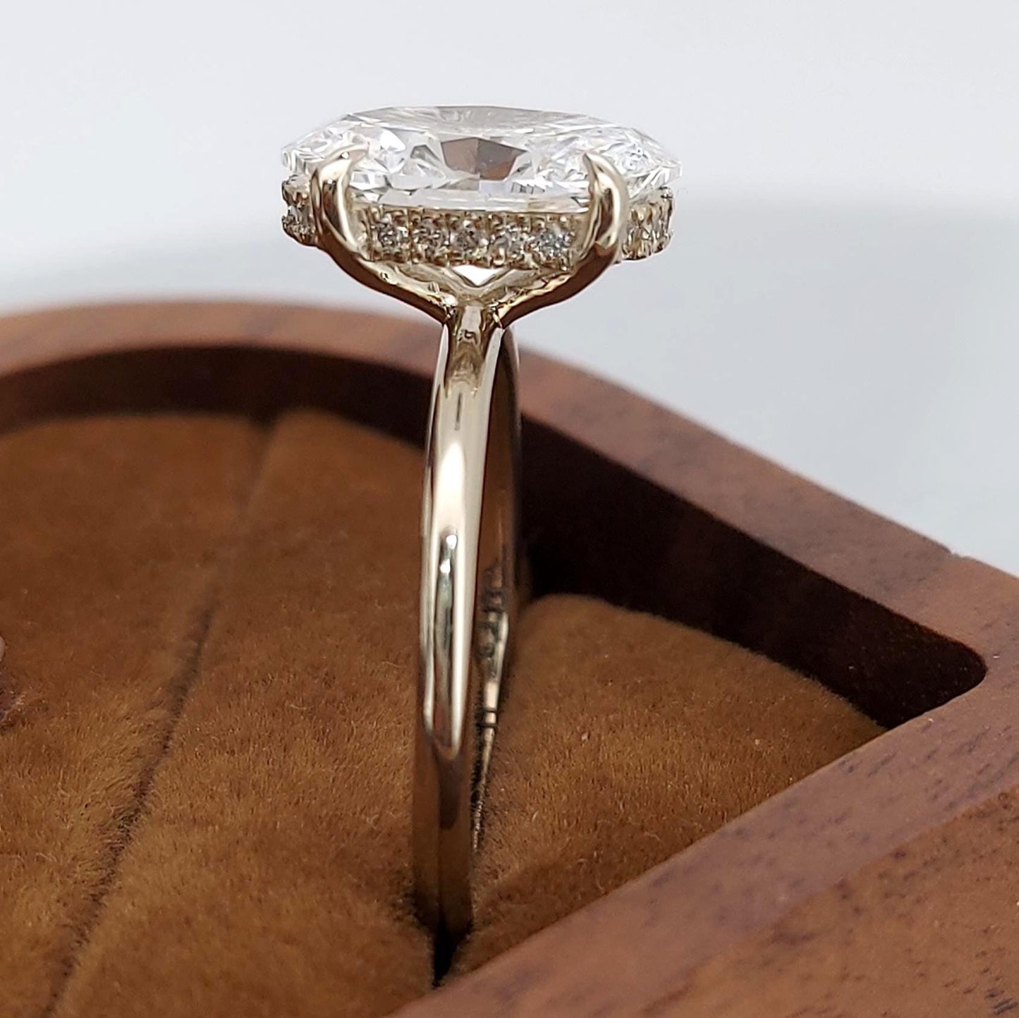 3 Karat ovaler Labor-Diamant D VVS2 zertifizierter Solitär Oval cut Moissanite engagement ring in 935 Argentium Silber — custom handcrafted by Forever For Love