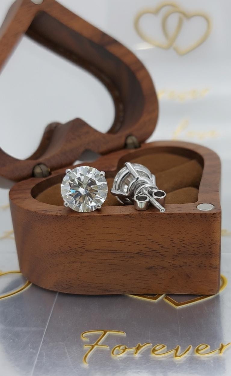 8 Karat Gesamtgewicht E Farbe VVS2 Reinheit IGI-zertifizierte runde im Labor gezüchtete Diamant-Ohrstecker, 14 Karat Weißgold, perfektes Geschenk für sie. Moissanite engagement ring in Gold or Platinum — custom handcrafted by Forever For Love