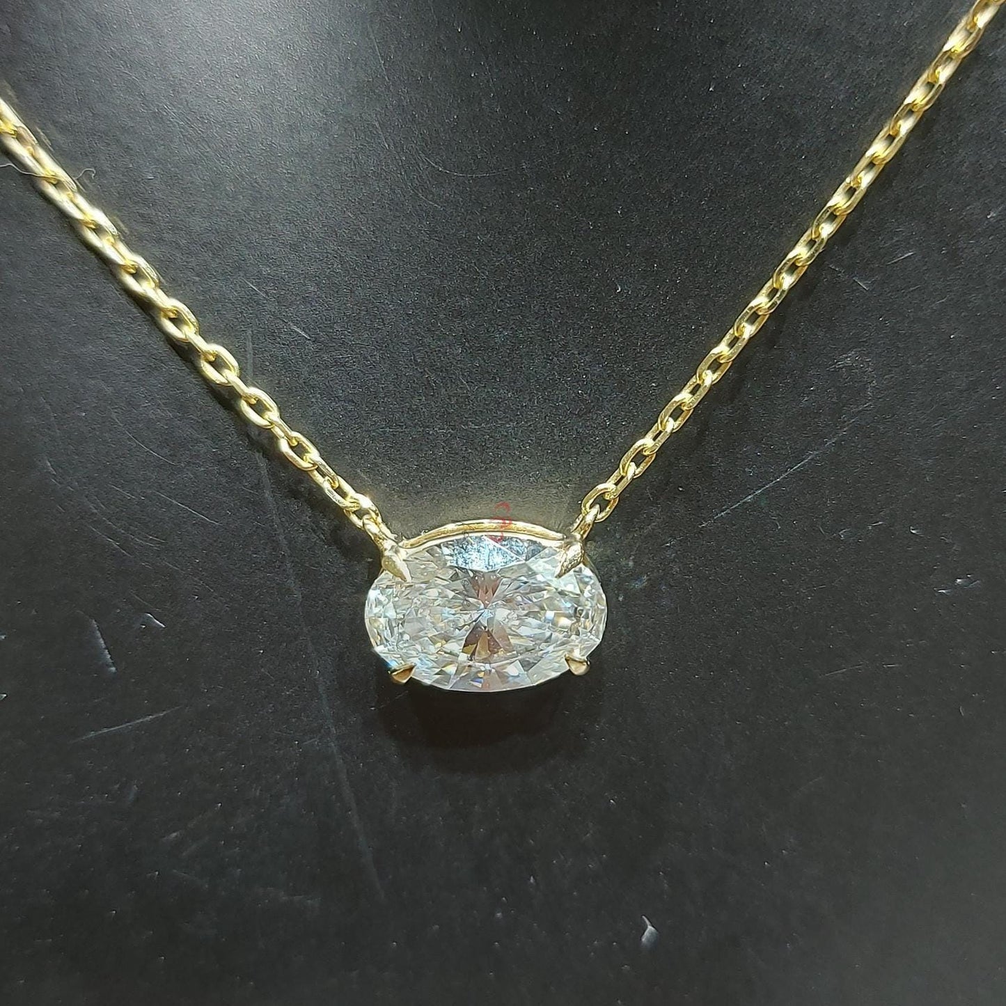 Pendentif flottant solitaire en diamant taille ovale avec chaîne de 45,7 cm, certifié IGI, 2 carats, couleur F, pureté VS1, or jaune 14 carats, diamant créé en laboratoire Moissanite engagement ring in Gold or Platinum — custom handcrafted by Forever For Love