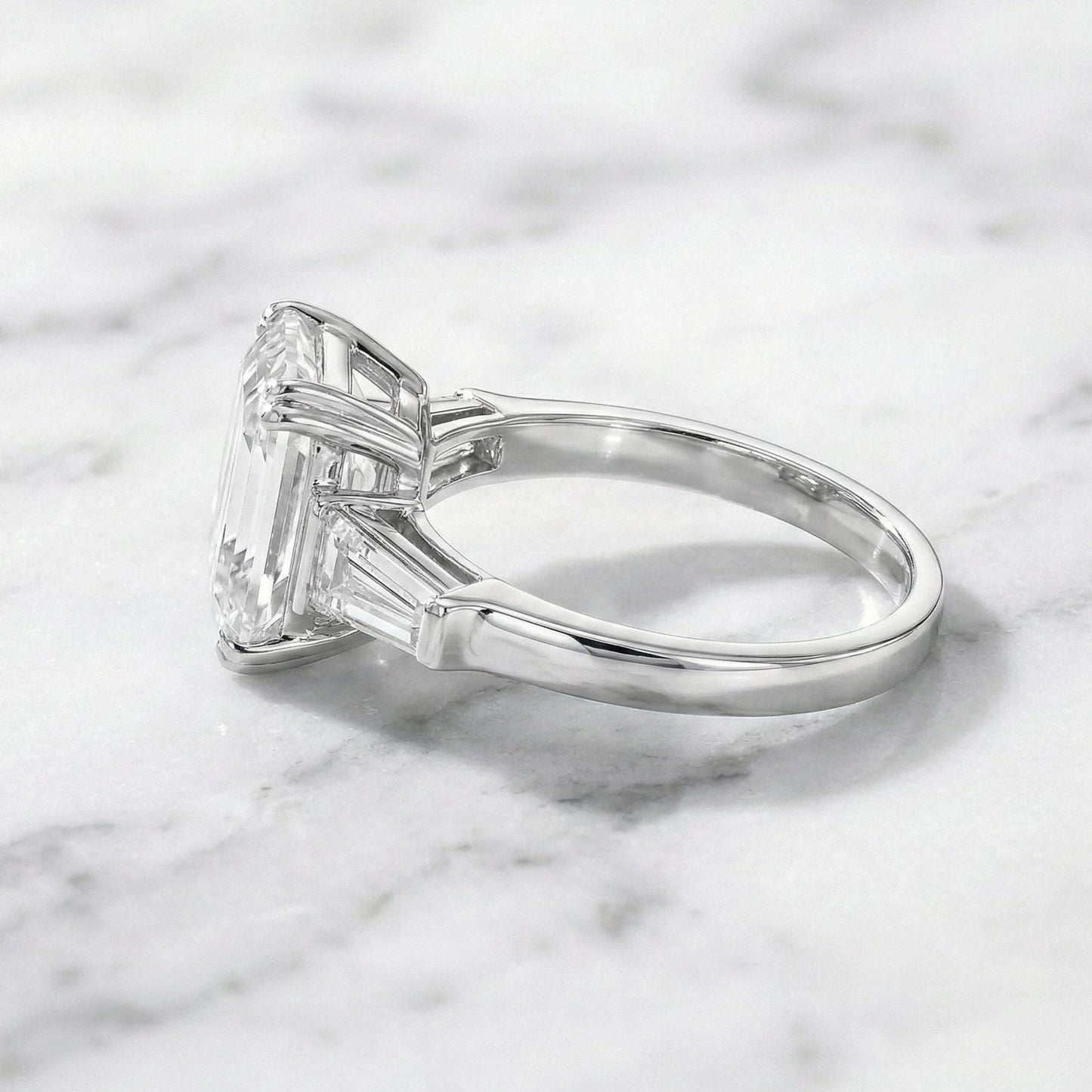 3,5 Karat D Farbe VVS2 Reinheit IGI ZERTIFIZIERTER Asscher-Schliff Drei-Stein Lab Grown Diamant Verlobungsring, seitliche Baguettes 14k Weißgold Asscher cut Moissanite engagement ring in Gold or Platinum — custom handcrafted by Forever For Love