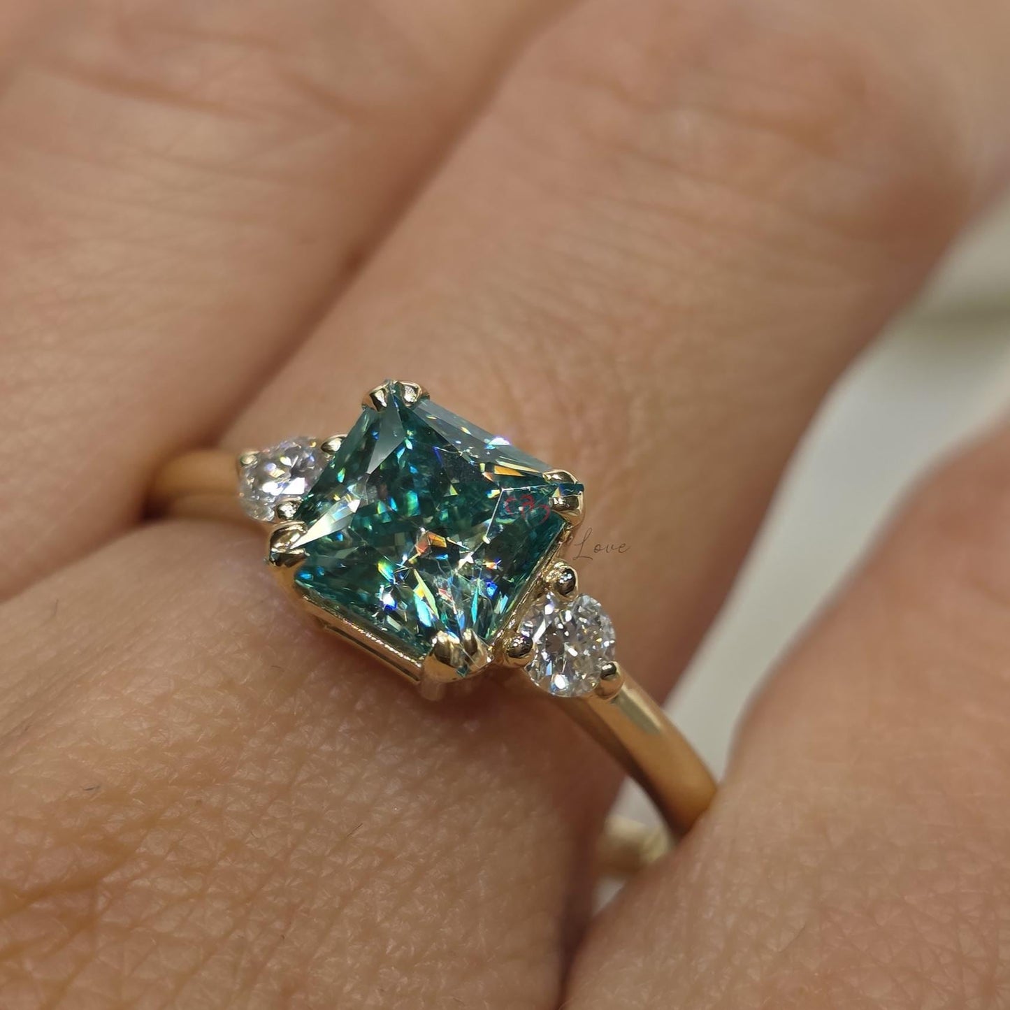 Bague de fiançailles à trois pierres en moissanite verte de 2 carats Moissanite engagement ring in Gold or Platinum — custom handcrafted by Forever For Love