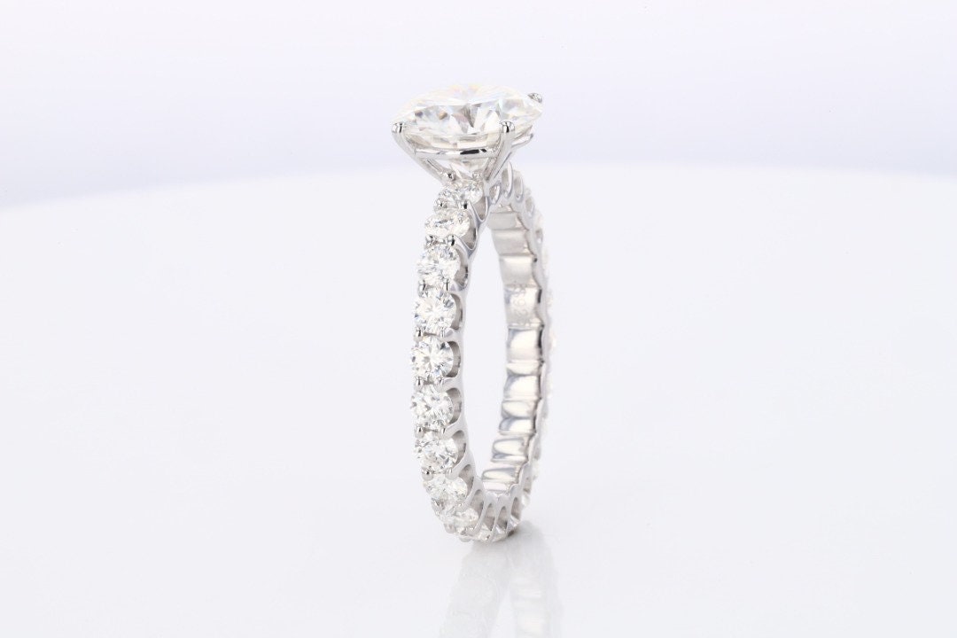 2 Karat runder Moissanit Eternity Ring Round cut Moissanite engagement ring in 935 Argentium Silber — custom handcrafted by Forever For Love