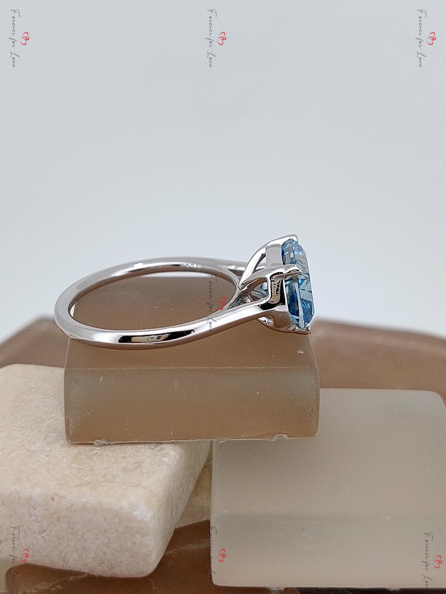 IGI-zertifizierter Kissen-Labor-Diamant-Verlobungsring Cushion cut Moissanite engagement ring in 935 Argentium Silber — custom handcrafted by Forever For Love