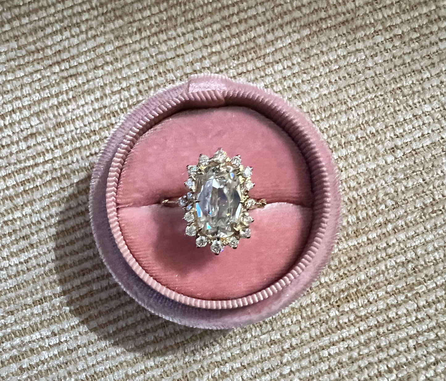 Bague de fiançailles vintage en moissanite taille coussin, bague de fiançailles auréole, bague de fiançailles solitaire en or massif taille ancienne, bague d'anniversaire. Cushion cut 1Ct Moissanite Taille Brillant engagement ring in Gold or Platinum — custom handcrafted by Forever For Love