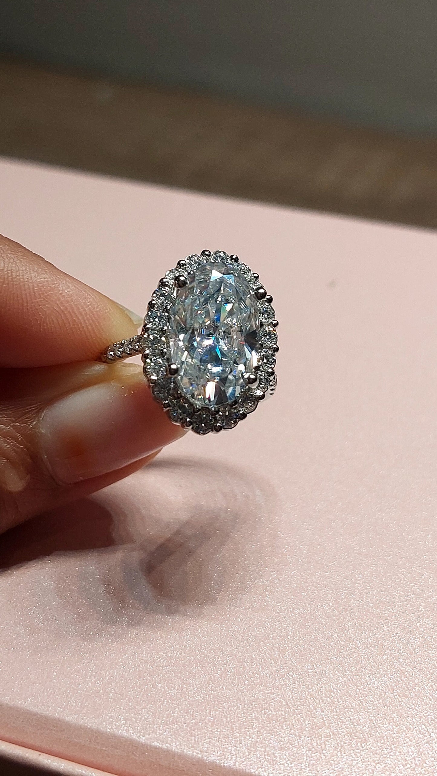 Bague de fiançailles auréole ovale en moissanite de 7 carats (15x9mm) Oval cut 1Ct Moissanite taille brillant engagement ring in Gold or Platinum — custom handcrafted by Forever For Love